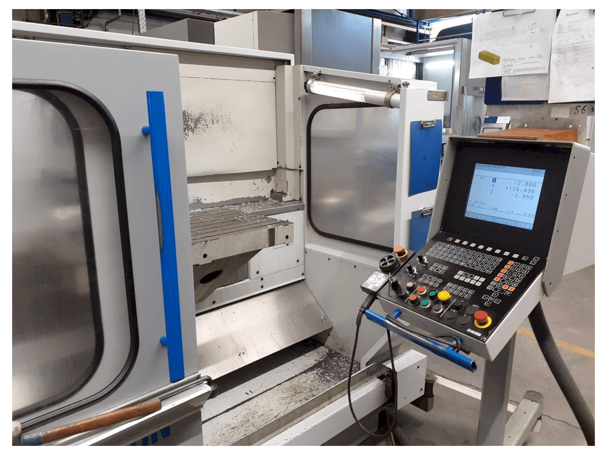 Vista Frontal da MIKRON UME 600 máquina