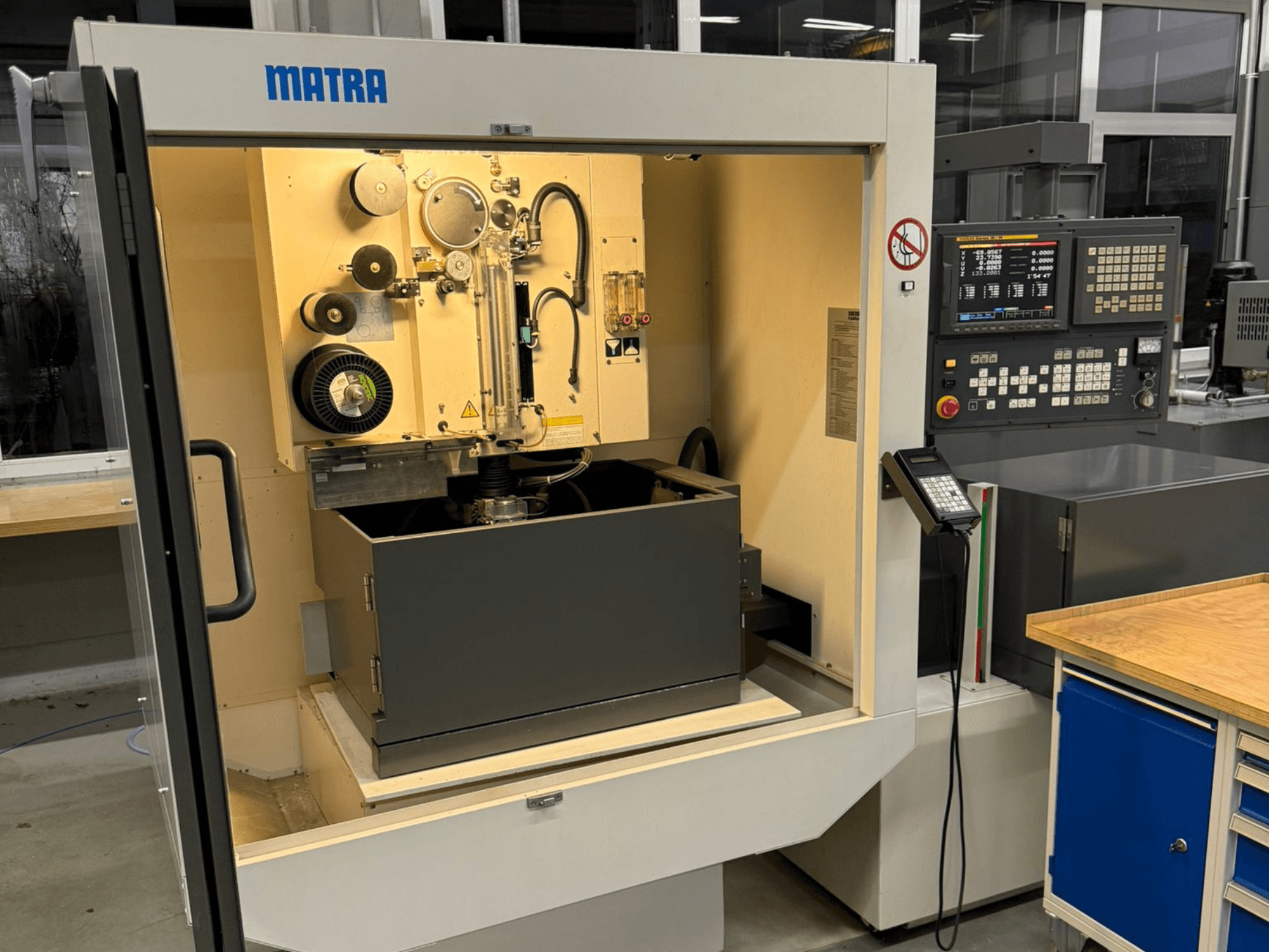 Máquina MATRA vista de frente, com painel de controlo, peças rotativas e um grande compartimento de arrumação.