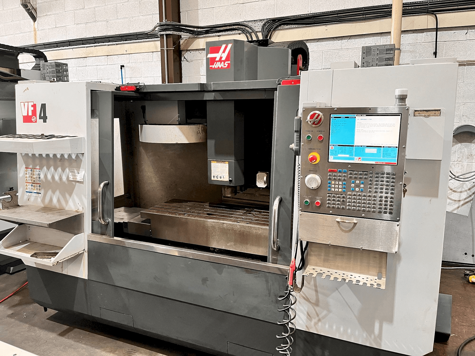 Vista Frontal da HAAS VF-4 máquina