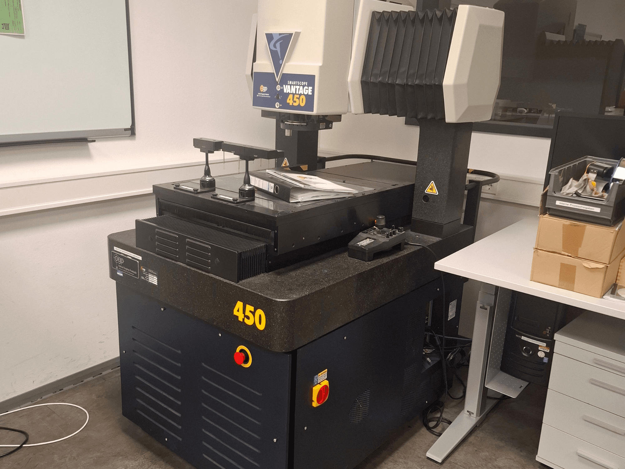 Máquina de medição ótica OGP SmartScope Vantage 450 num laboratório, vista frontal com acabamento em preto e cinzento.