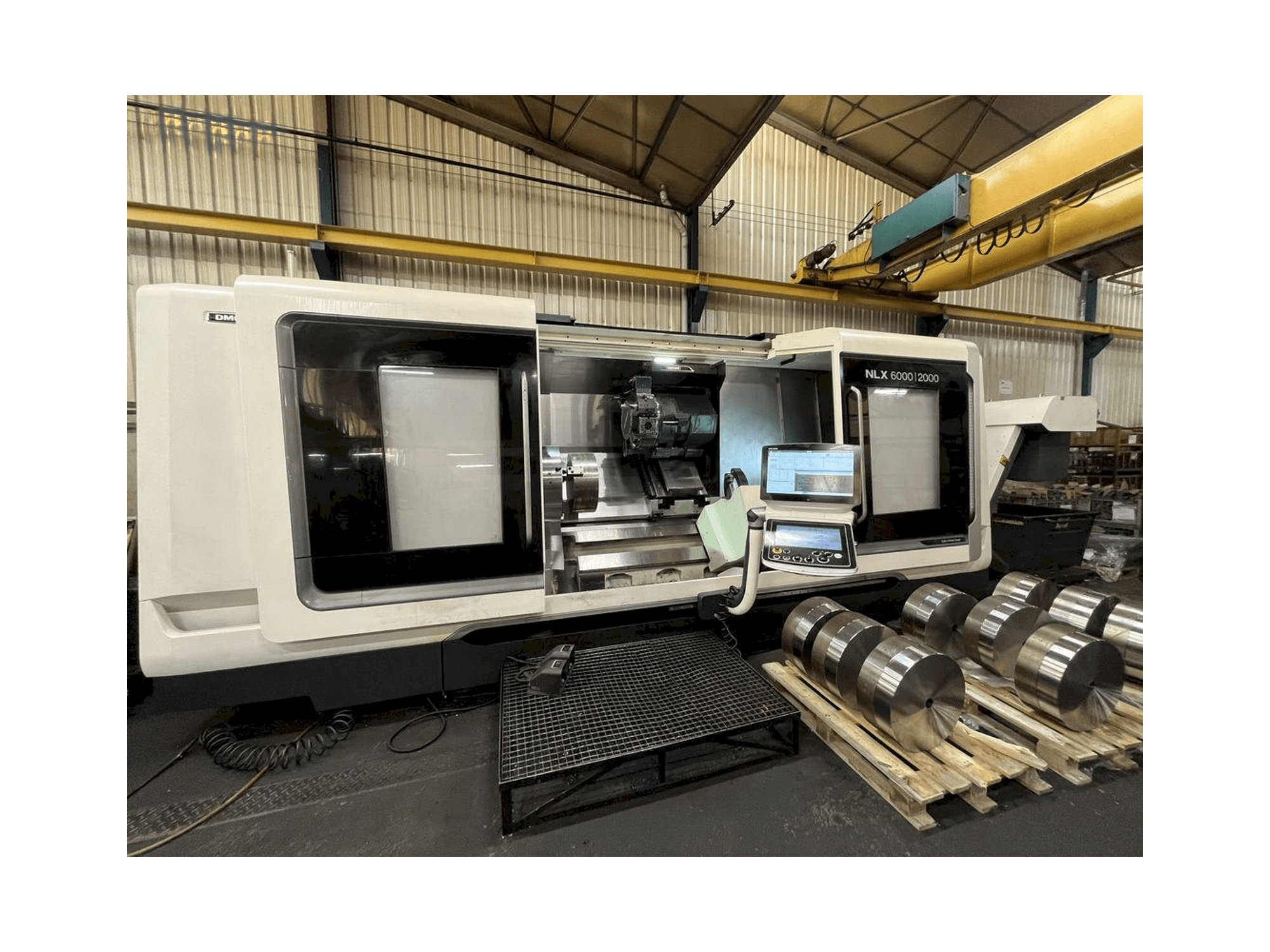 Vista Lateral Esquerda da DMG MORI NLX 6000 | 2000 máquina
