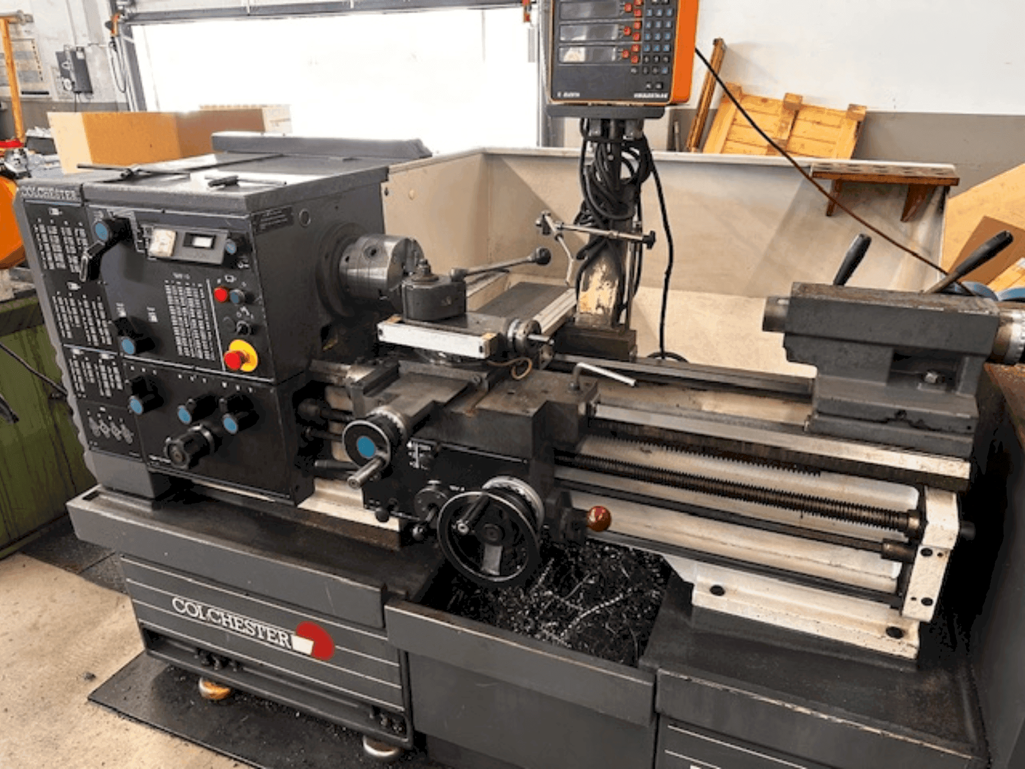 Vista Frontal da Colchester Master 3250 máquina