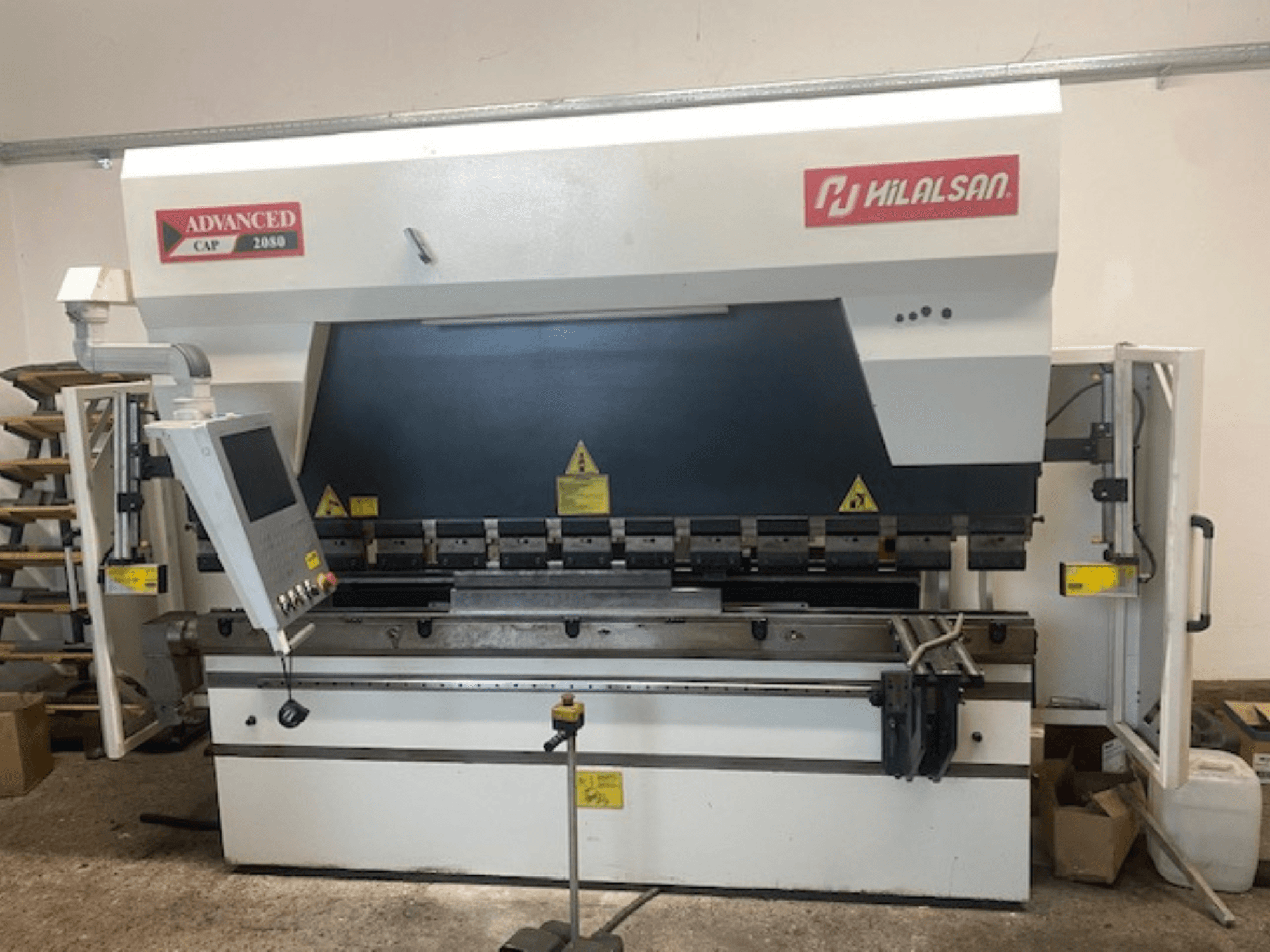 Prensa dobradeira avançada Hilalsan CAP 2080, vista frontal com painel de controlo e caraterísticas de segurança, design industrial para dobragem de metais.