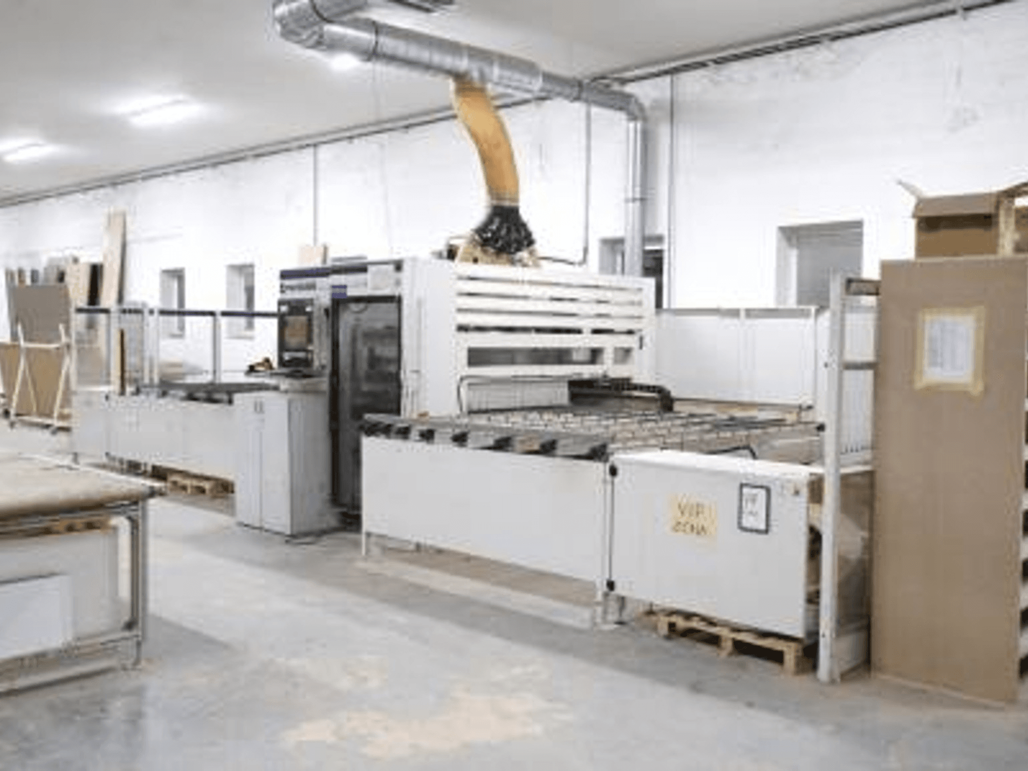 Centro de maquinação para madeira SCM Morbidelli UNIFLEX HP CNC numa oficina, vista frontal, mostrando o painel de controlo e o sistema de alimentação.