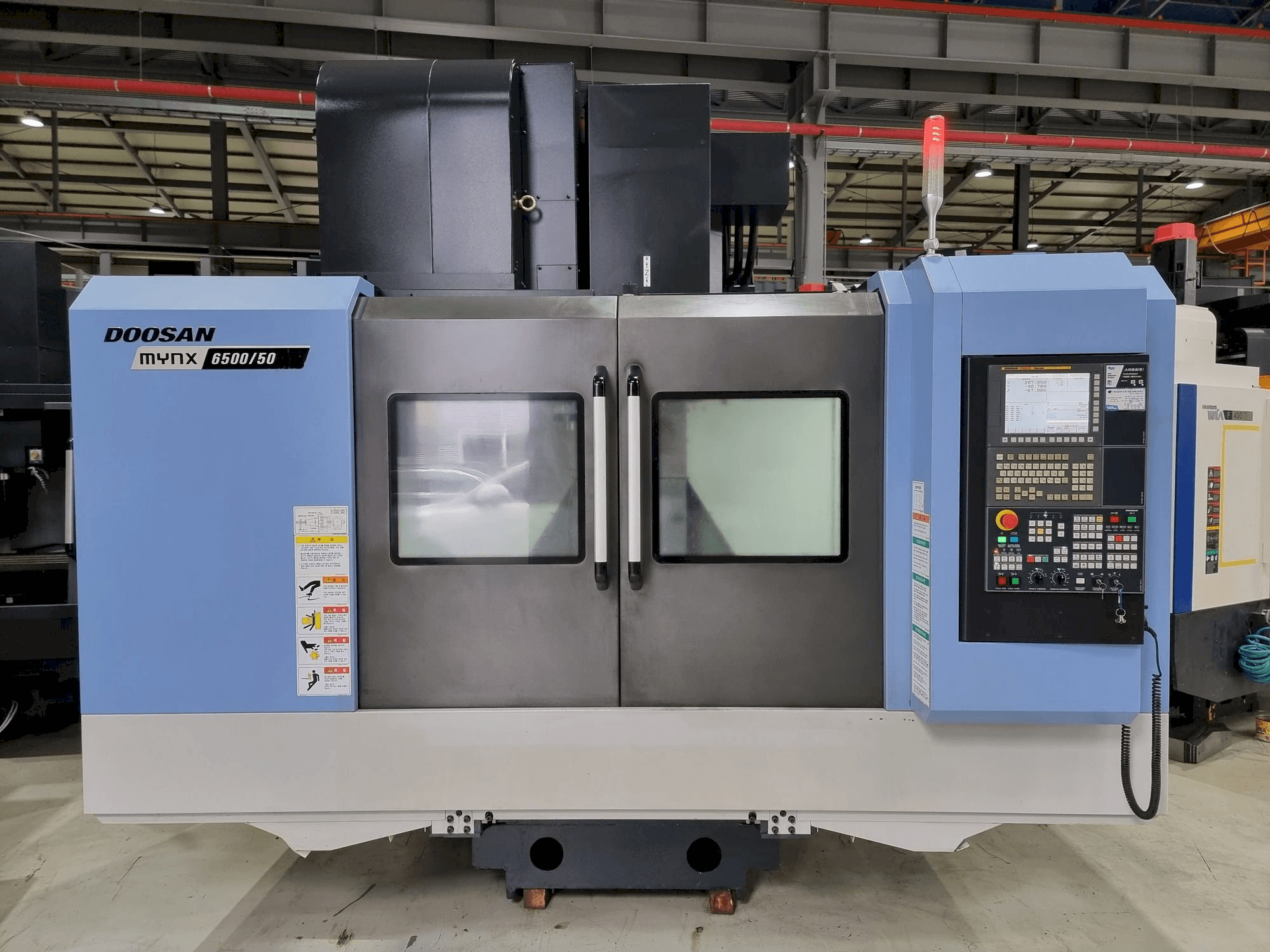 Vista Frontal da Doosan MYNX 6500/50 máquina