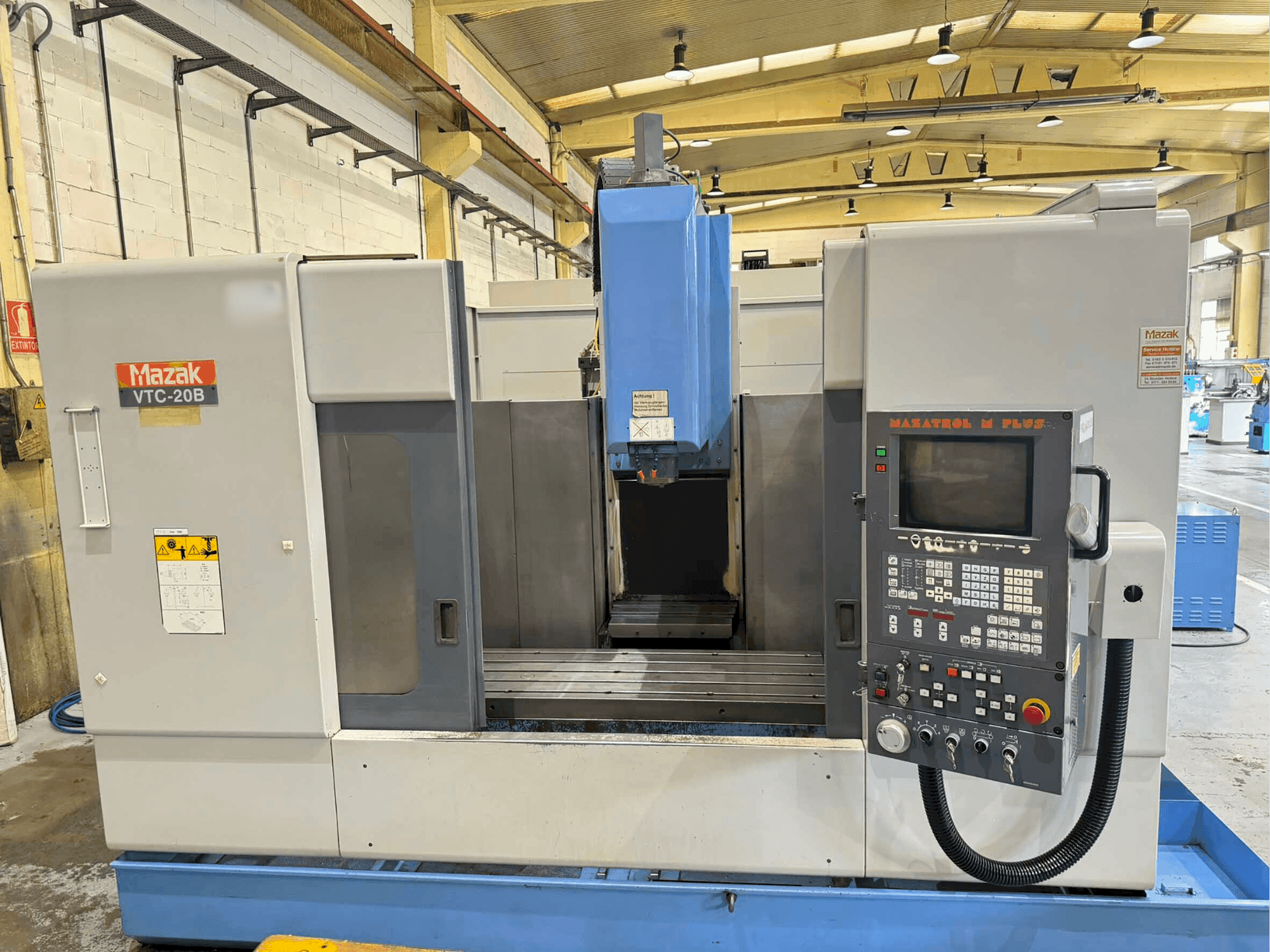 Vista Frontal da Mazak VTC 20 B máquina