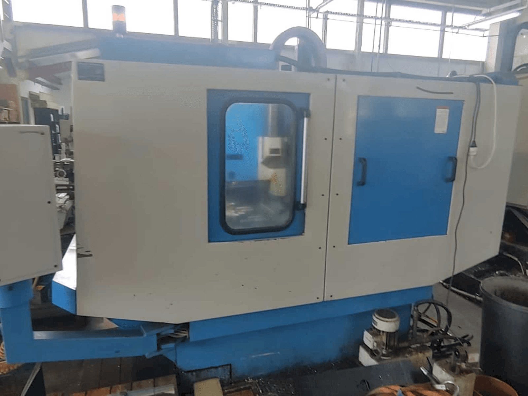 Vista Frontal da KONDIA CM-60 máquina