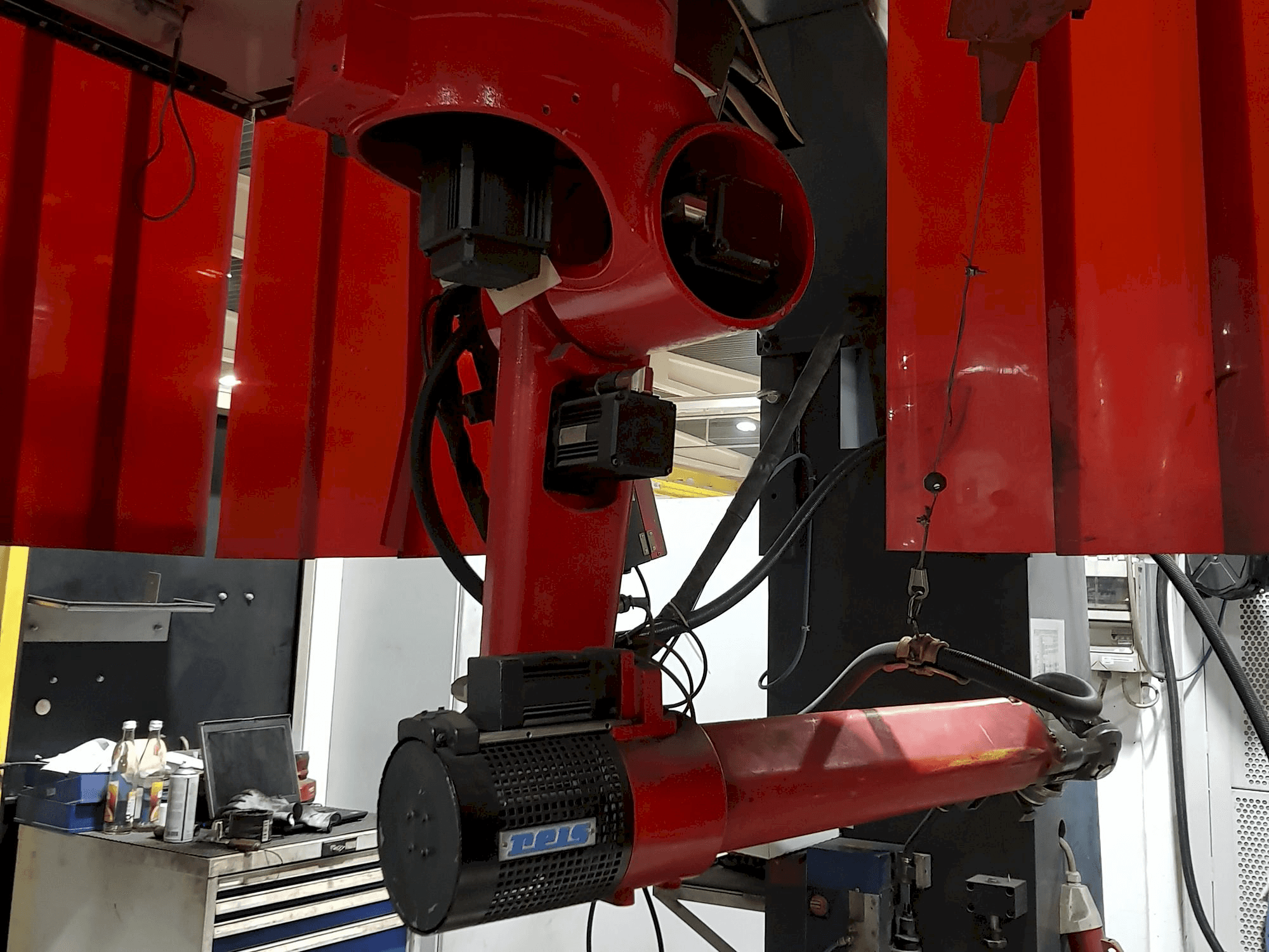 Vista Frontal da Reis Robotics RV30-16 máquina