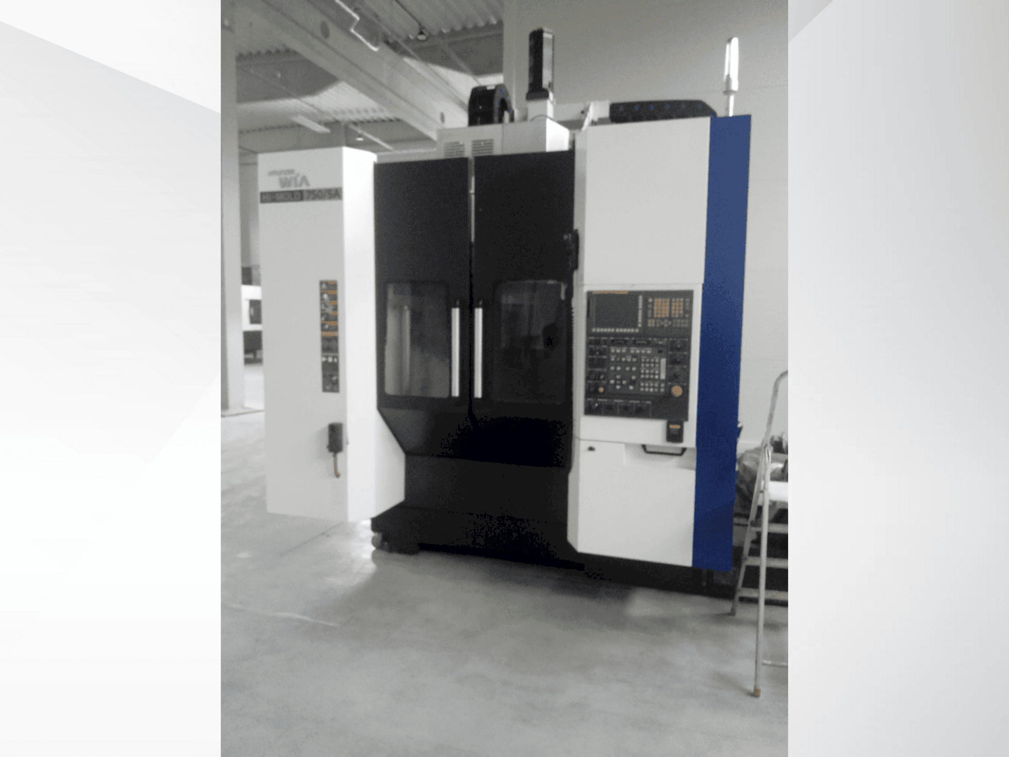 Vista Frontal da Hyundai Wia HI-MOLD 750-5A máquina