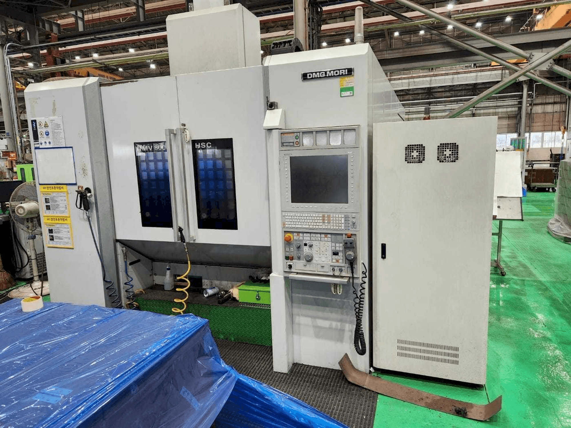 Vista Frontal da DMG MORI NMV 8000 DCG / 40 máquina