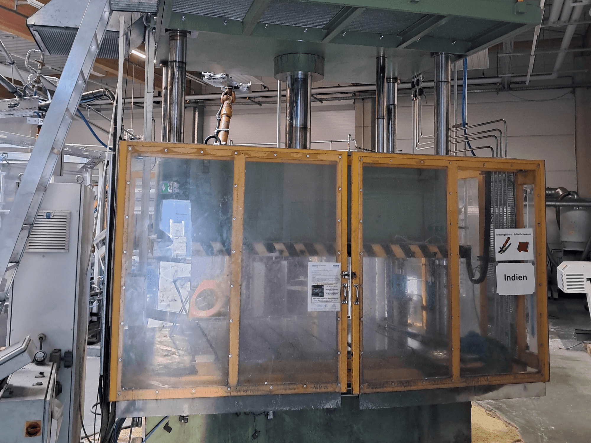 Prensa para metal HS 4 160-K3 da marca «Outros», vista frontal que mostra a estrutura de vidro de segurança e os comandos operacionais num ambiente industrial.