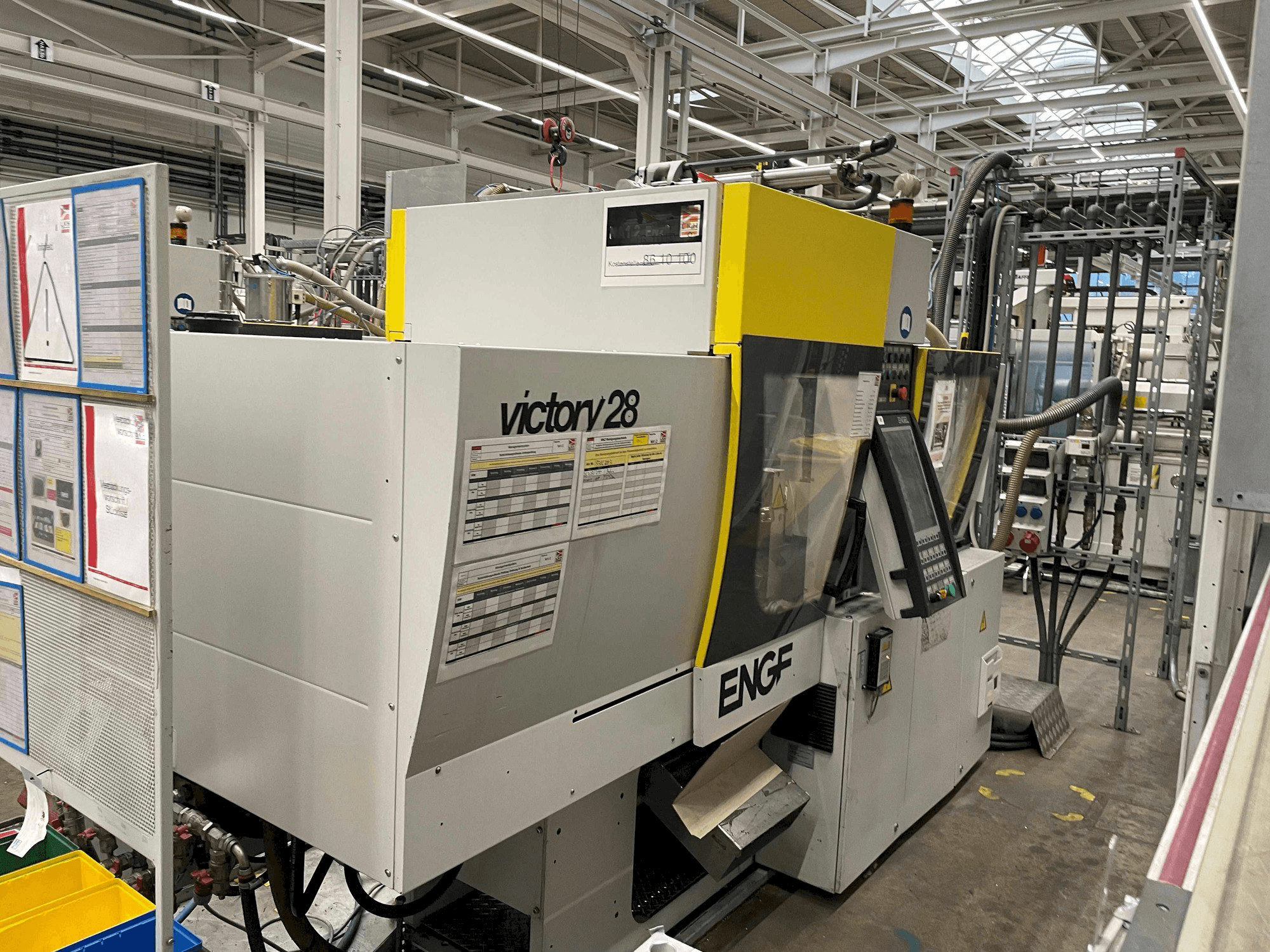 Vista Frontal da Engel Victory 200/28 máquina