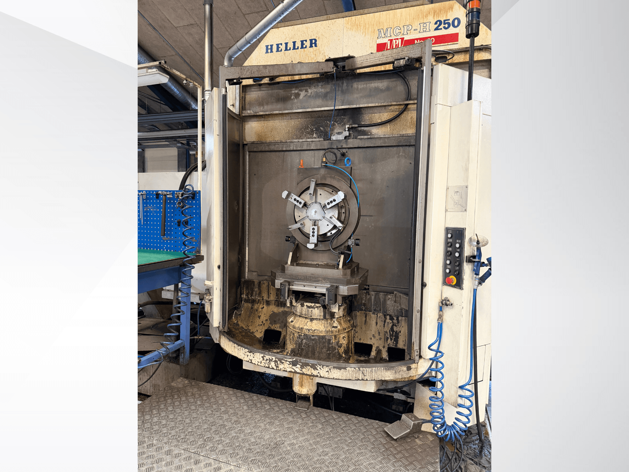 Vista frontal do centro de maquinação horizontal HELLER MCP 250, mostrando o painel de controlo, os suportes de trabalho e a área de maquinação.