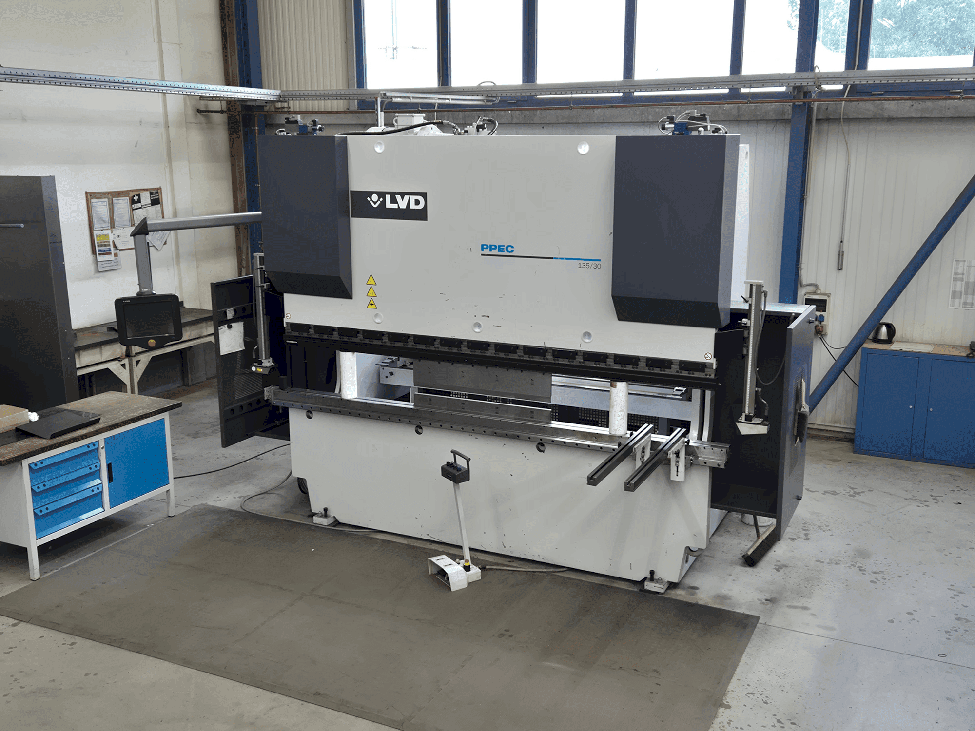 Vista Frontal da LVD PPEC 135/30 máquina