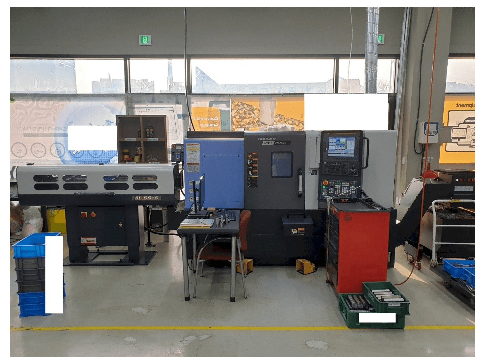 Vista Frontal da Doosan LYNX2100LMSB máquina