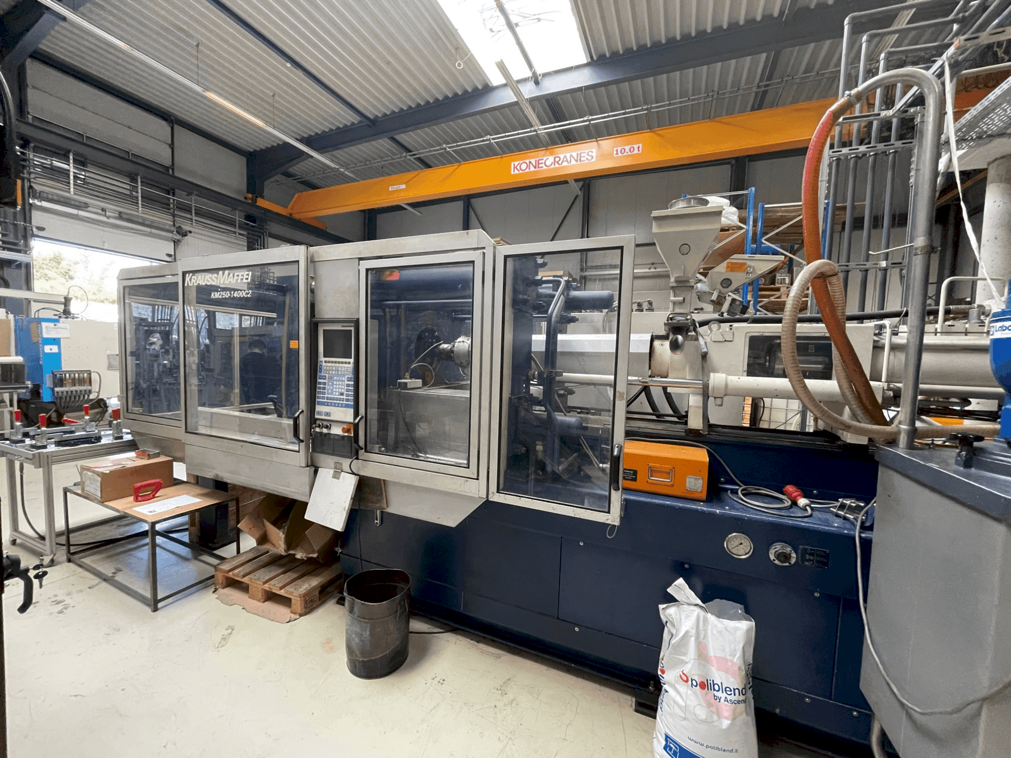 Vista Frontal da Krauss Maffei 250-1400 C2 máquina