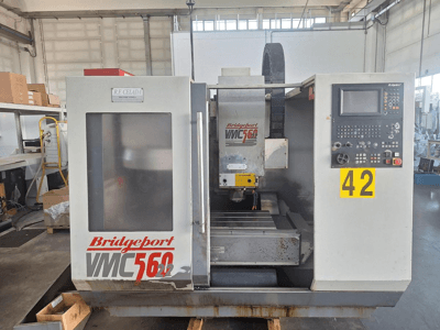 Centro de maquinagem vertical Bridgeport VMC 560/22, vista frontal, com o painel de controlo, o porta-ferramentas e a área de trabalho.