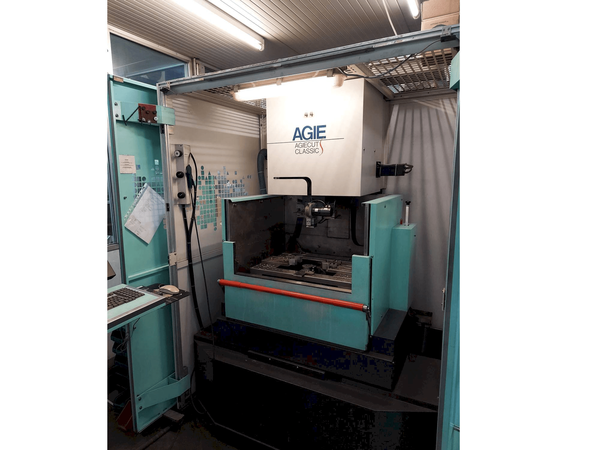 Vista Frontal da AGIE Agiecut Classic 2S máquina