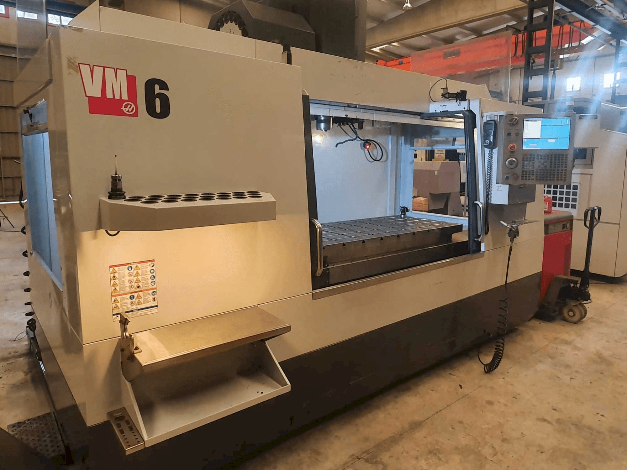 Vista Frontal da HAAS VM6 máquina