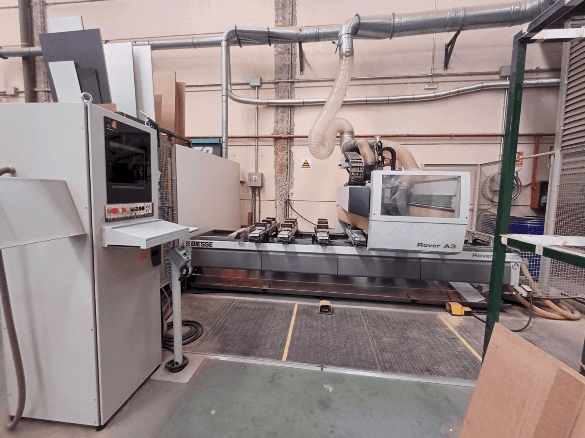 Vista Frontal da BIESSE OVER A 330 K3 S máquina