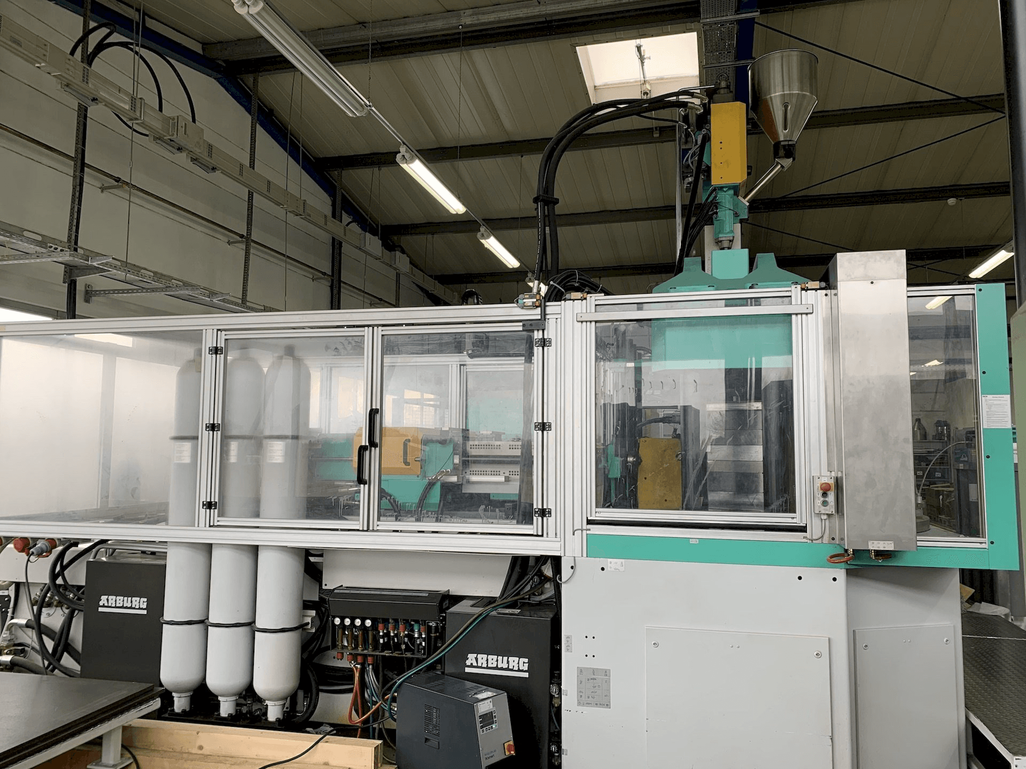 Vista Frontal da Arburg Allrounder 1500 T 2500-400 máquina
