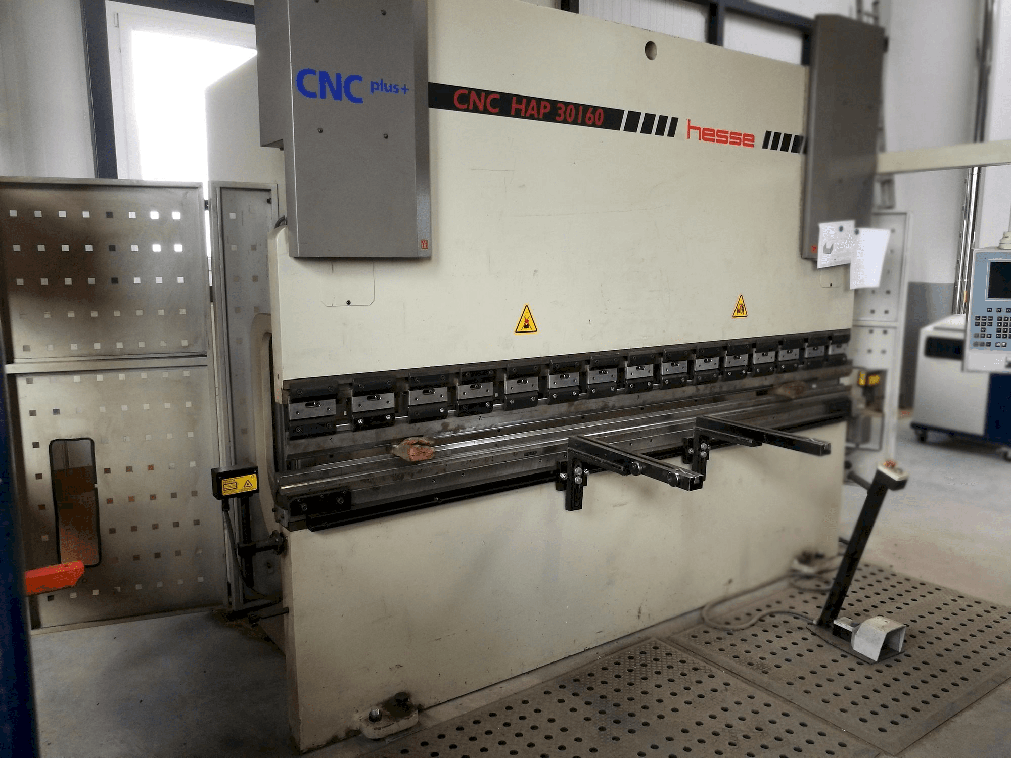 Vista Frontal da Hesse CNC HAP 30160 máquina