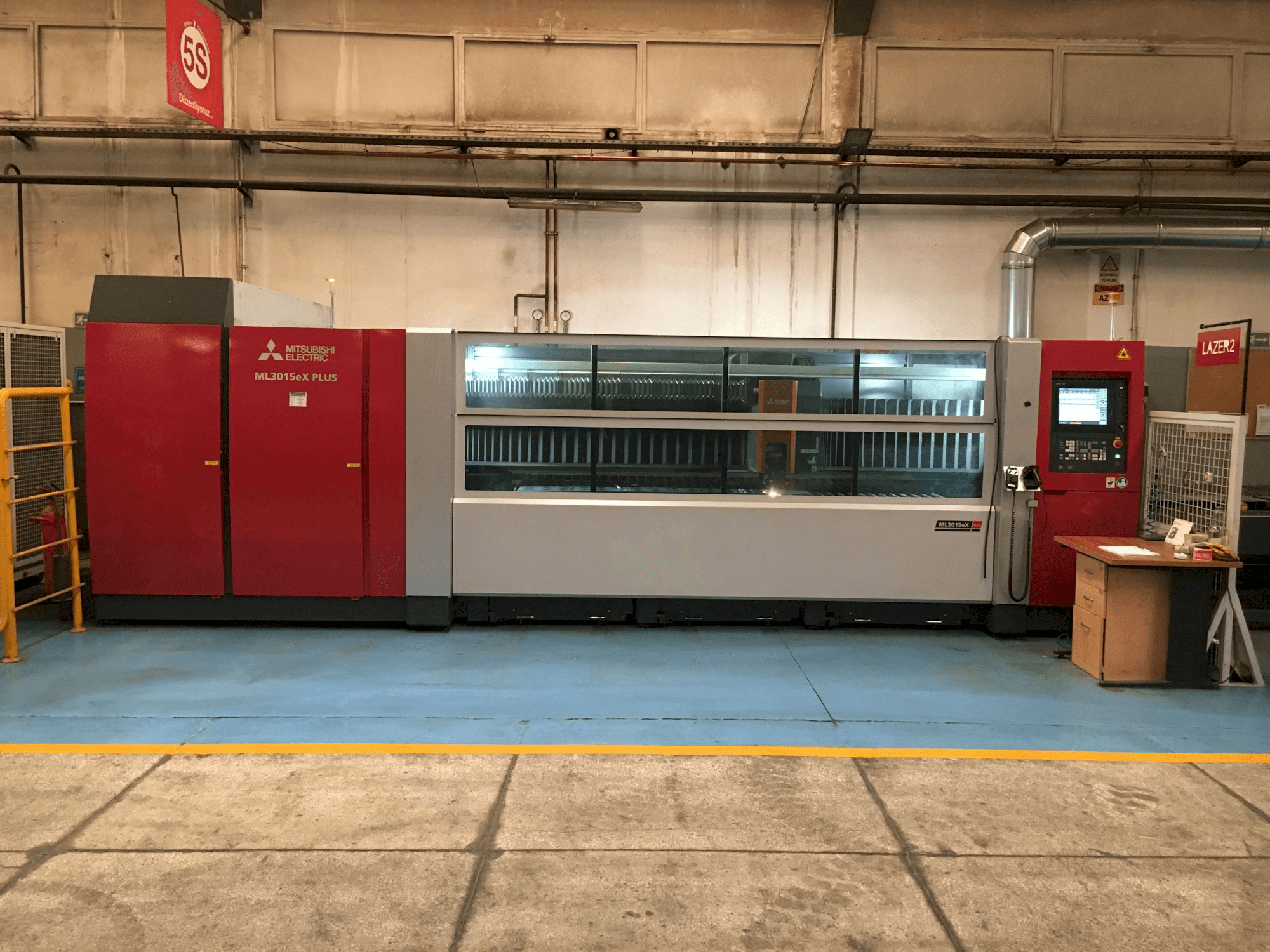 Vista Frontal da Mitsubishi MI3015eX-Plus máquina