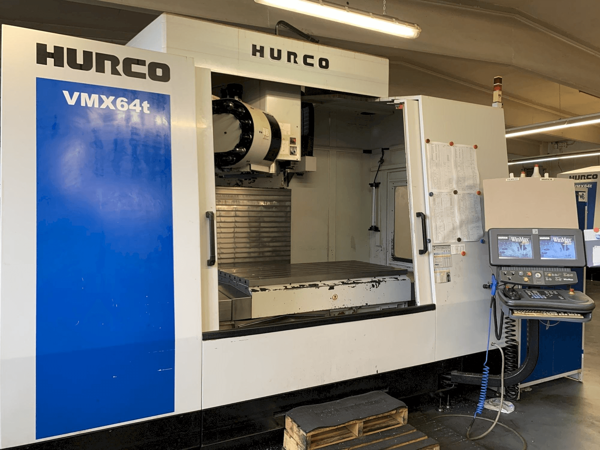 Vista Frontal da Hurco VMX 64 T máquina