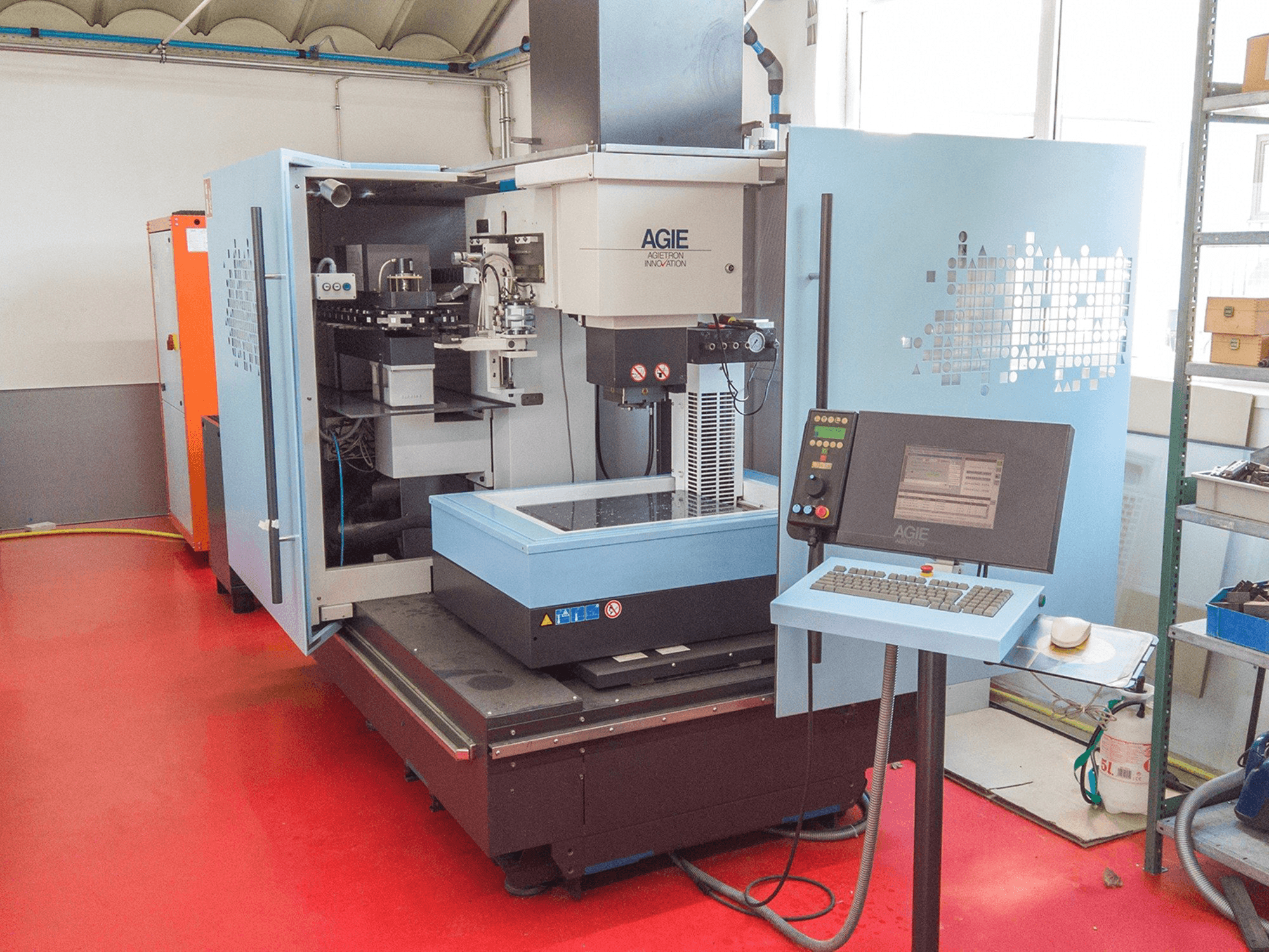 Vista Frontal da AGIE AGIETRON INNOVATION 2 máquina