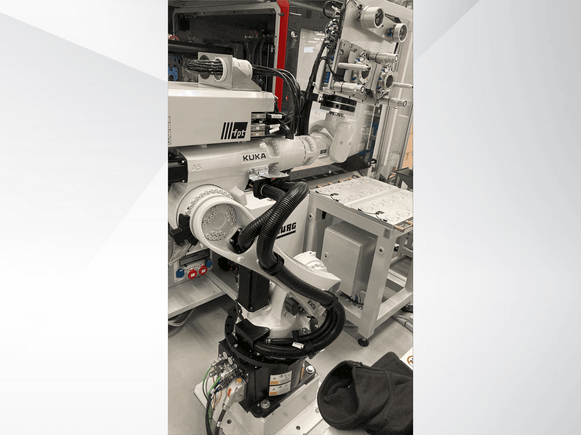 Vista Frontal da KUKA KR 22 R1610-2 máquina