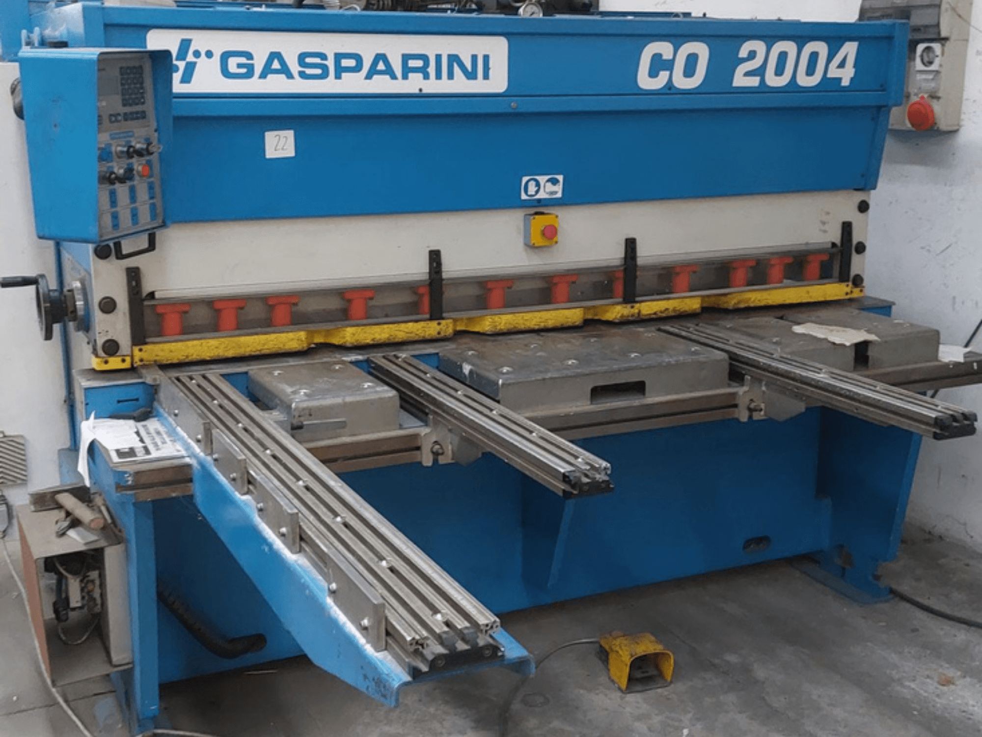 Máquina de corte hidráulica GASPARINI CO/2004, vista frontal, com painel de controlo e bases de corte metálicas com calhas deslizantes.