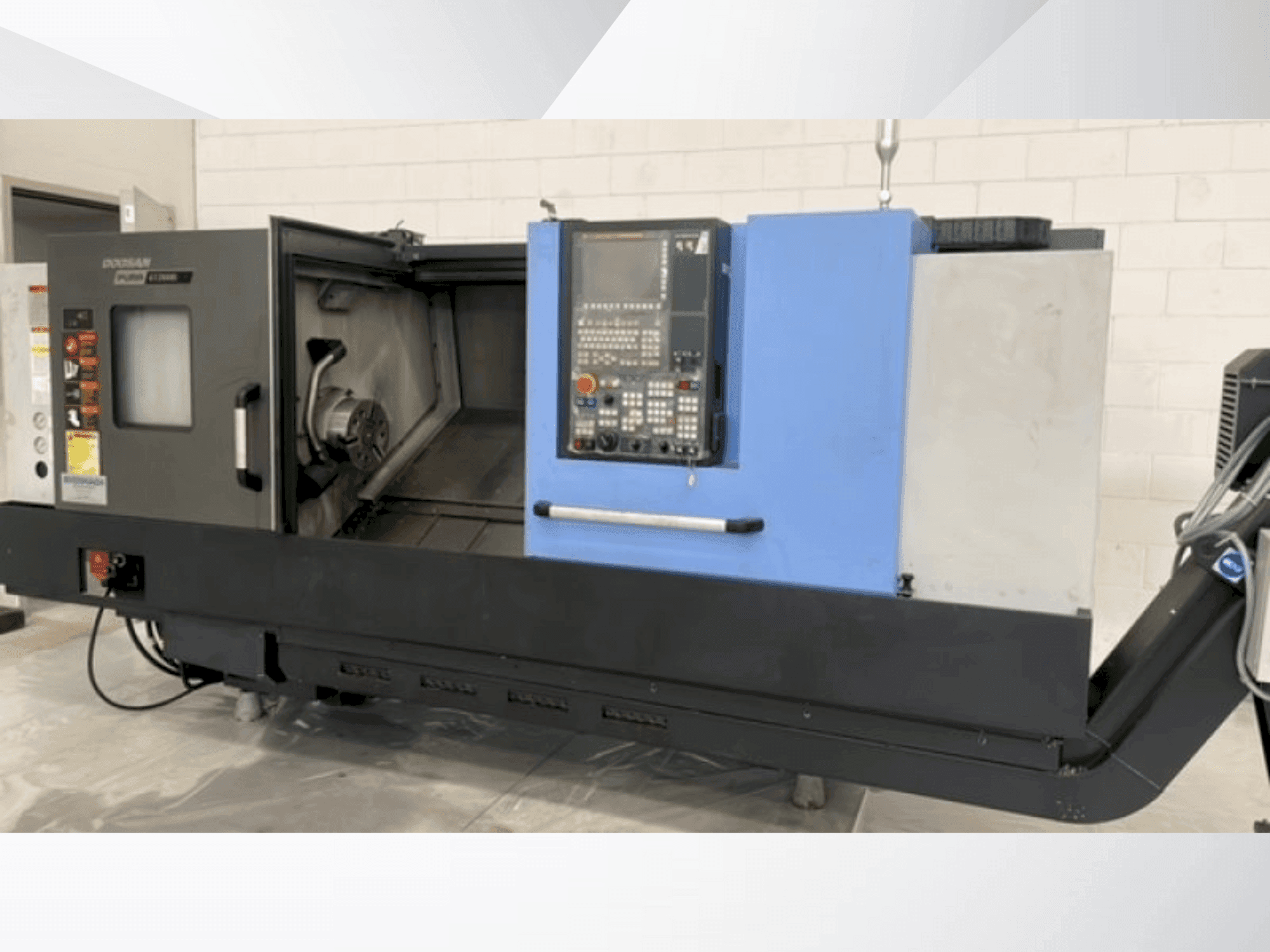 Vista Frontal da DOOSAN PUMA GT 2600L máquina