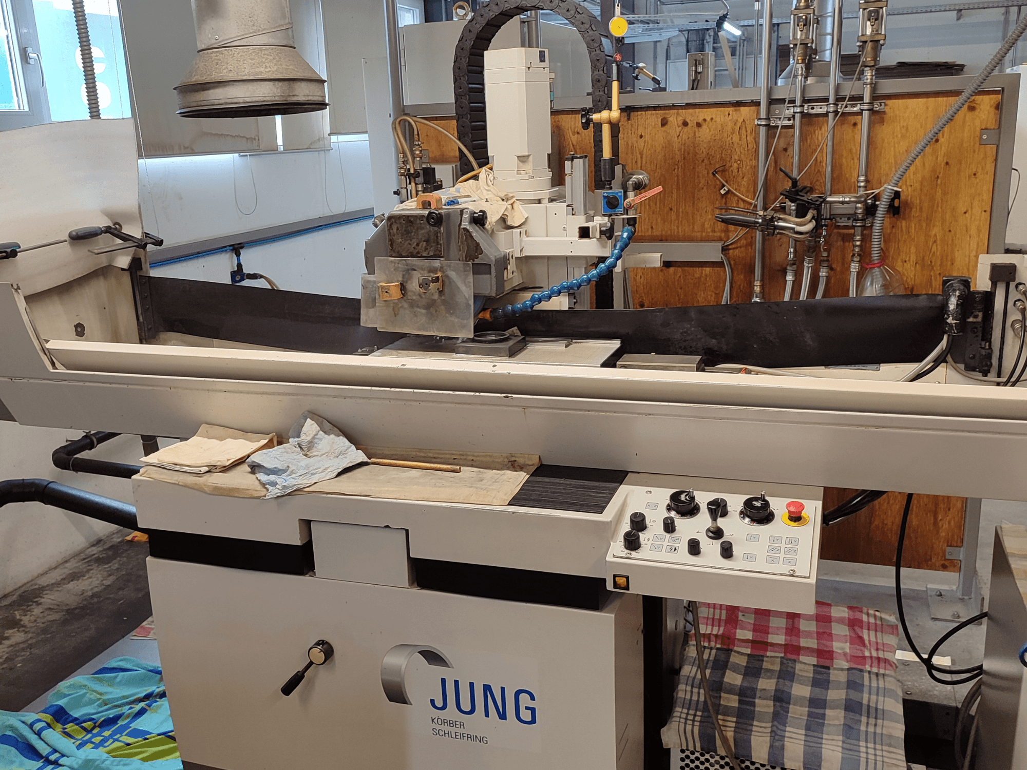 Máquina de retificação de superfícies BLOHM JUNG JE 525 P, vista frontal, com comandos e configuração da mó.