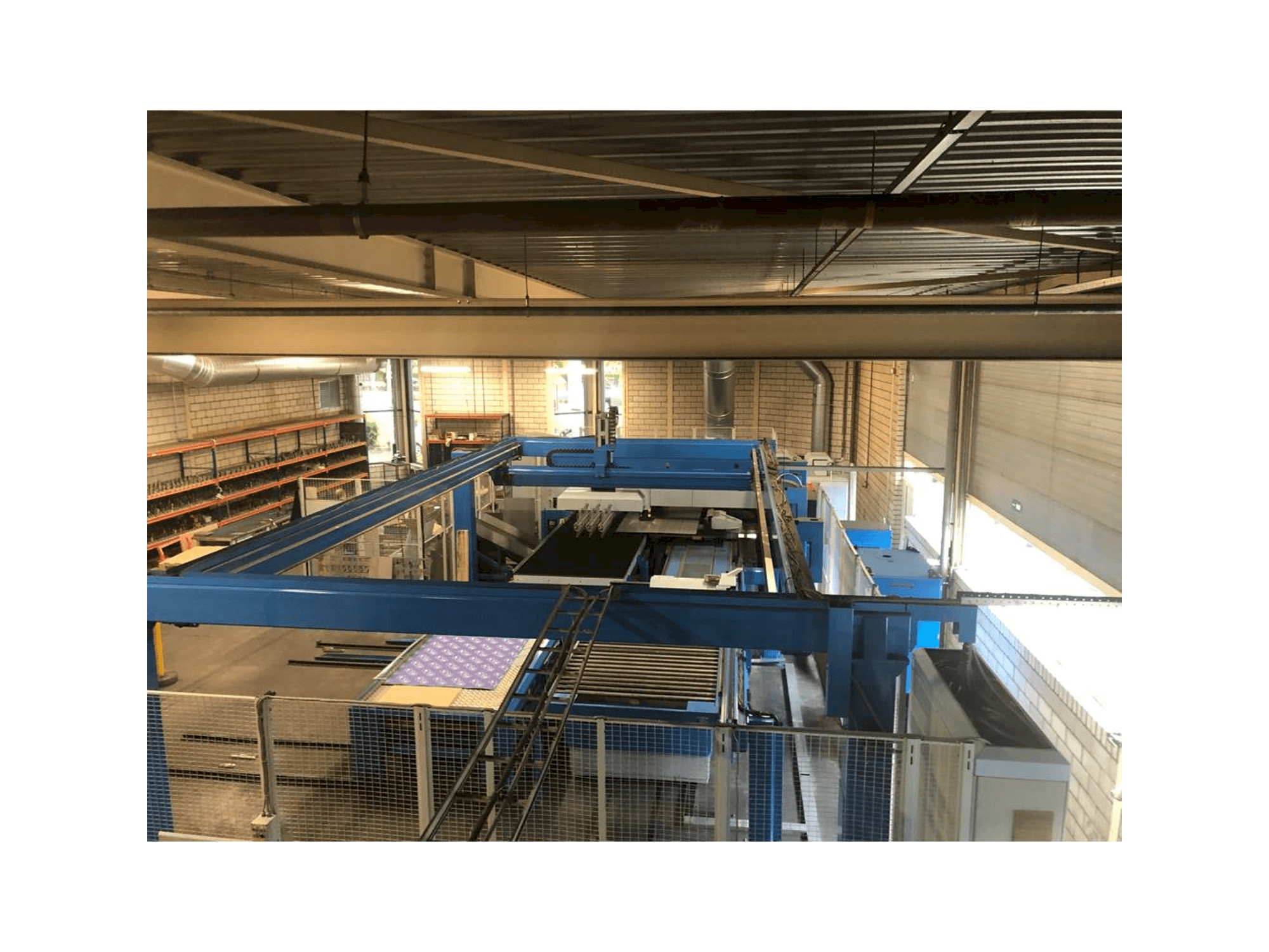 Vista Frontal da Finn-Power LB 6 UVH máquina