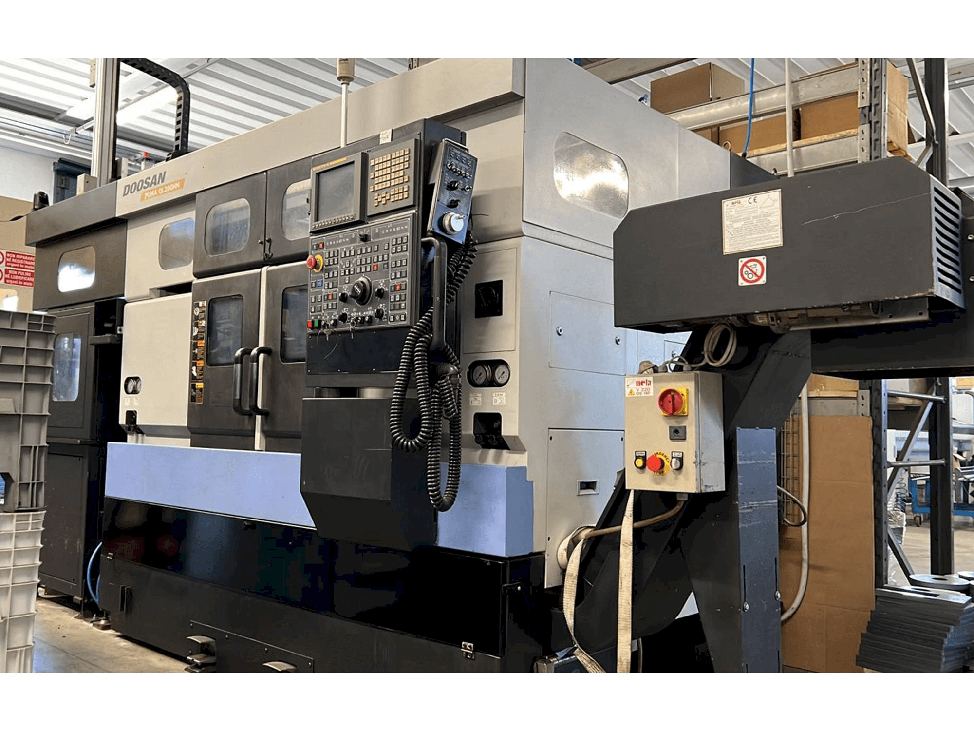 Vista Frontal da Doosan Puma QL 200HM máquina