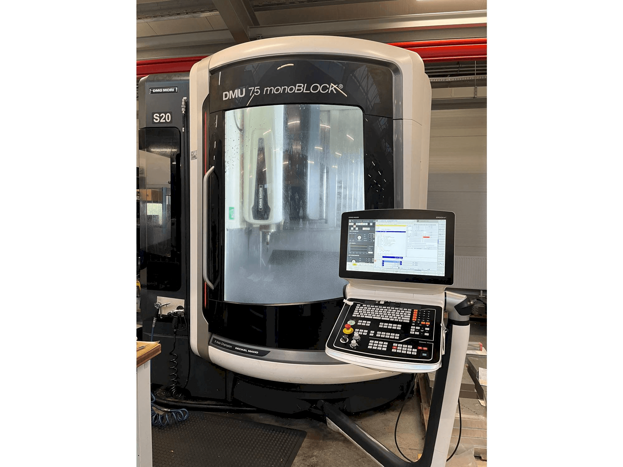 Vista Frontal da DMG MORI DMU 75 monoBLOCK máquina