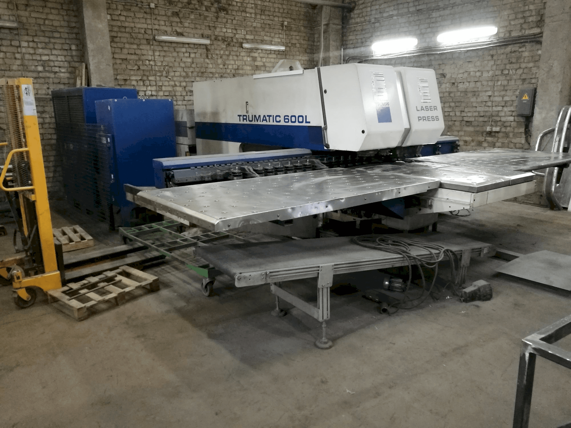 Vista Frontal da Trumpf Trumatic 600L máquina