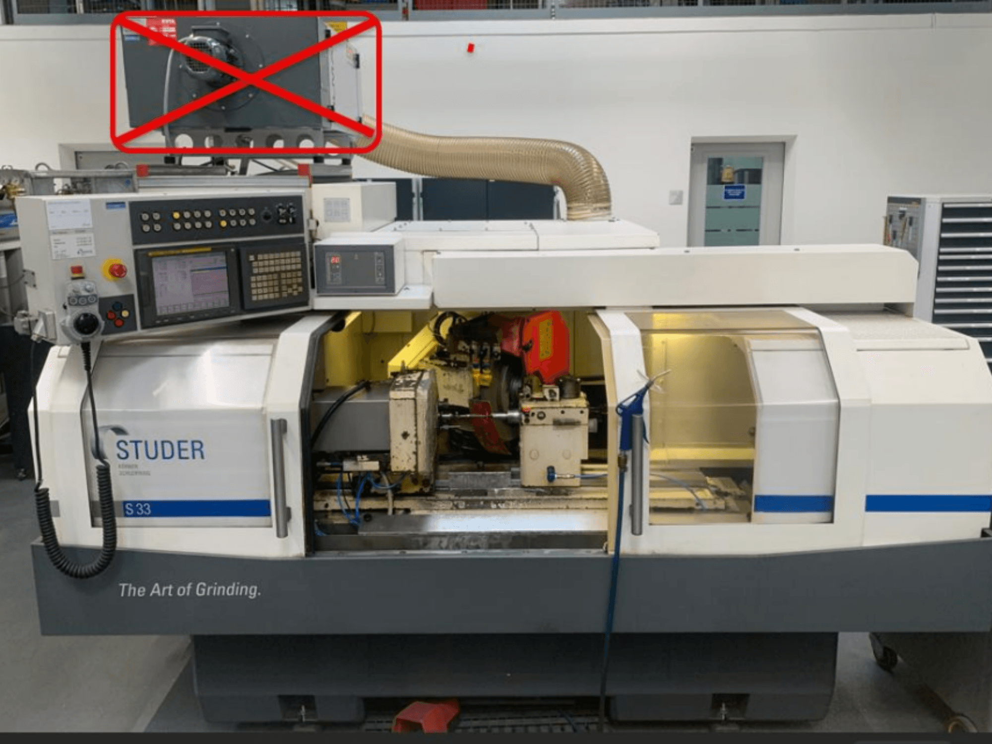 Máquina de retificação cilíndrica Studer S33, vista frontal mostrando o painel de controlo e os componentes de retificação com ligações eléctricas visíveis.