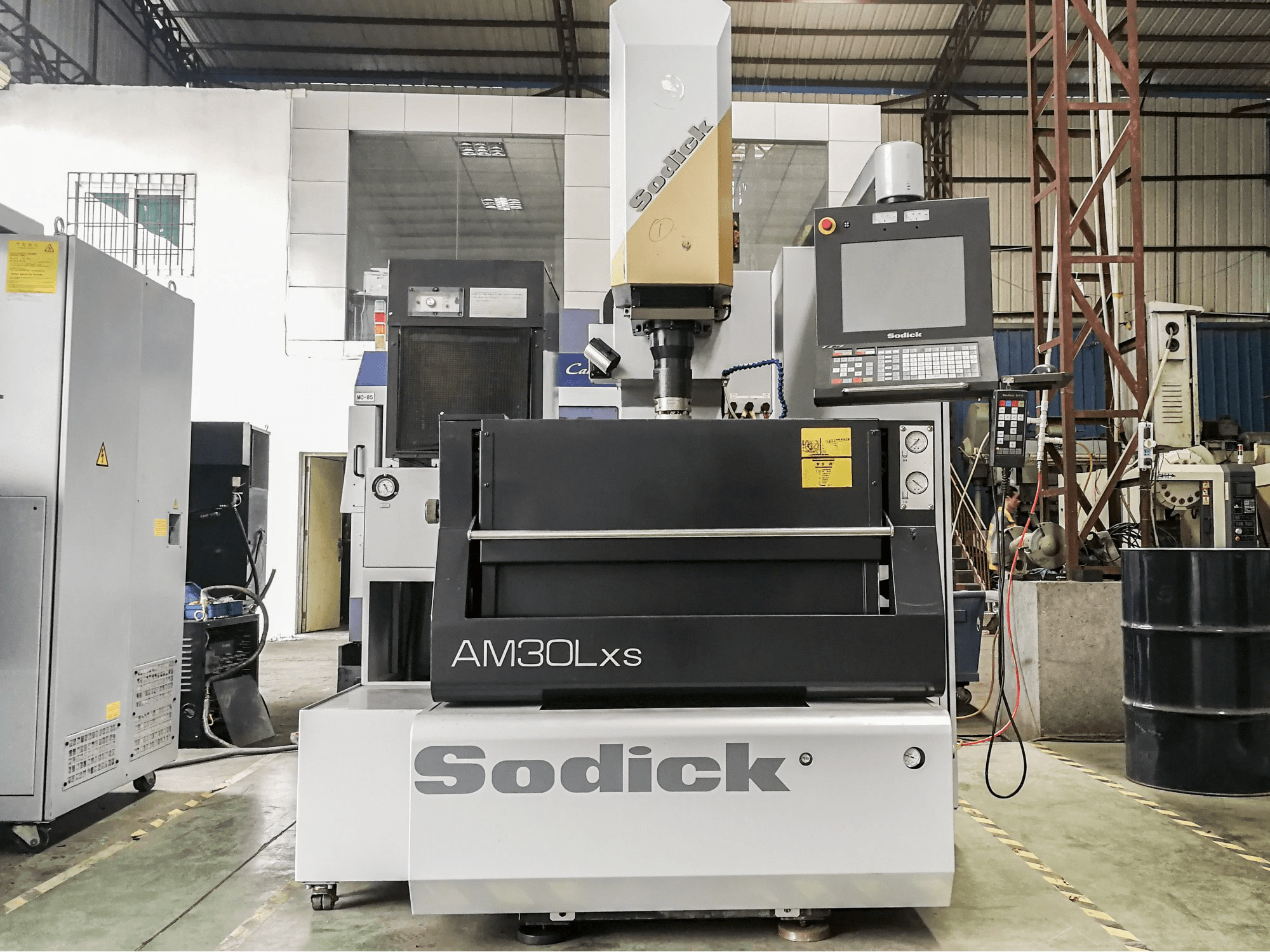 Vista Frontal da Sodick AM30LXS máquina