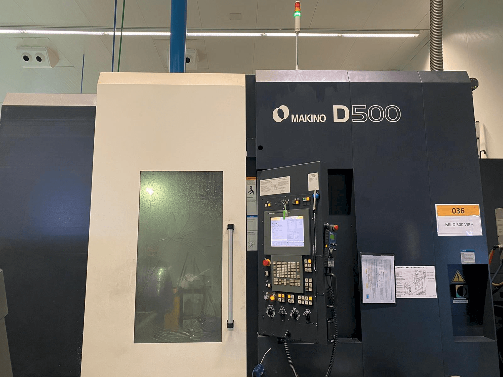 Vista Frontal da Makino D500 máquina