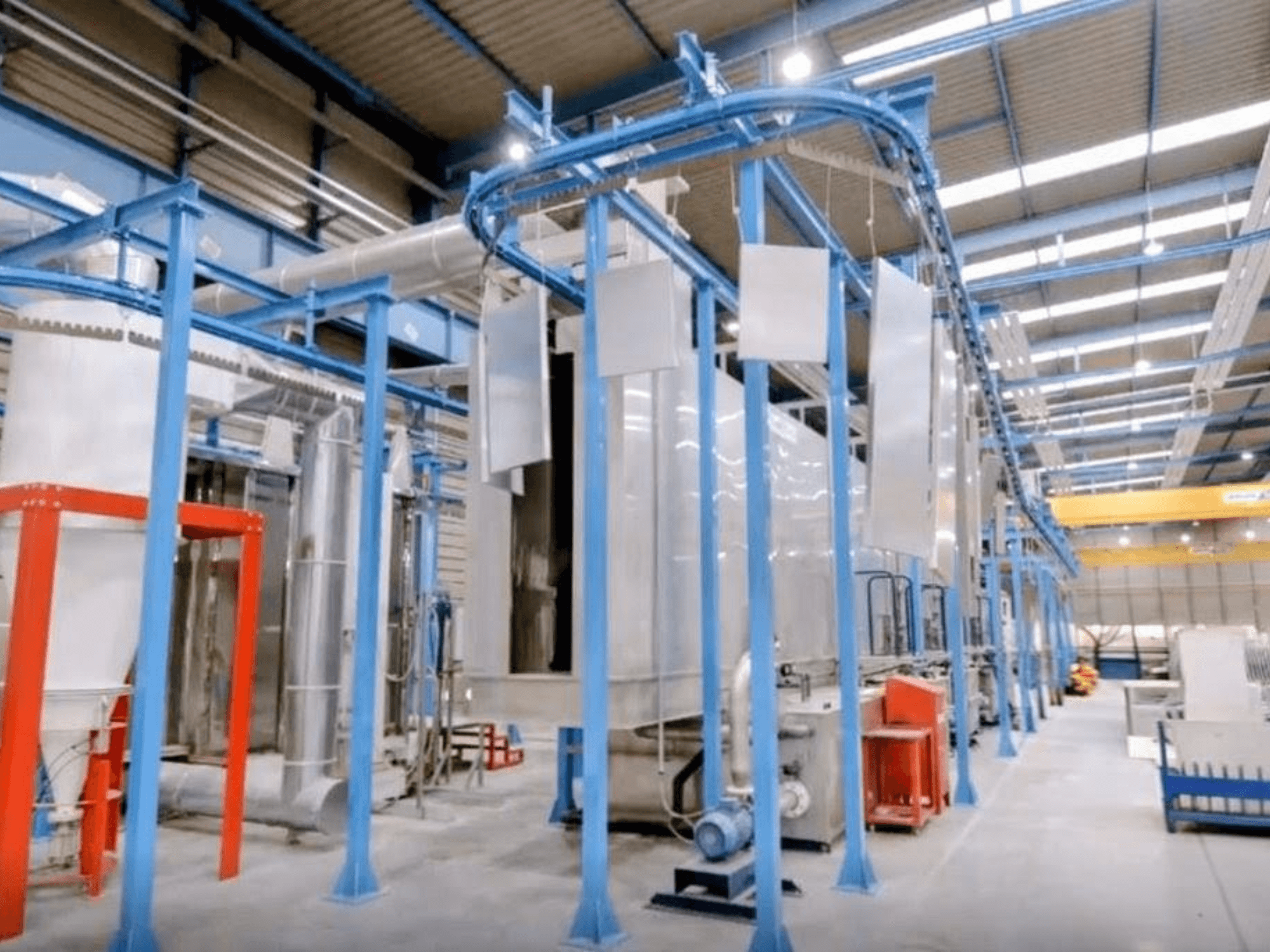 Vista frontal da máquina para chapas metálicas CABYCAL LPP num amplo espaço industrial, mostrando a estrutura azul e a configuração do equipamento.