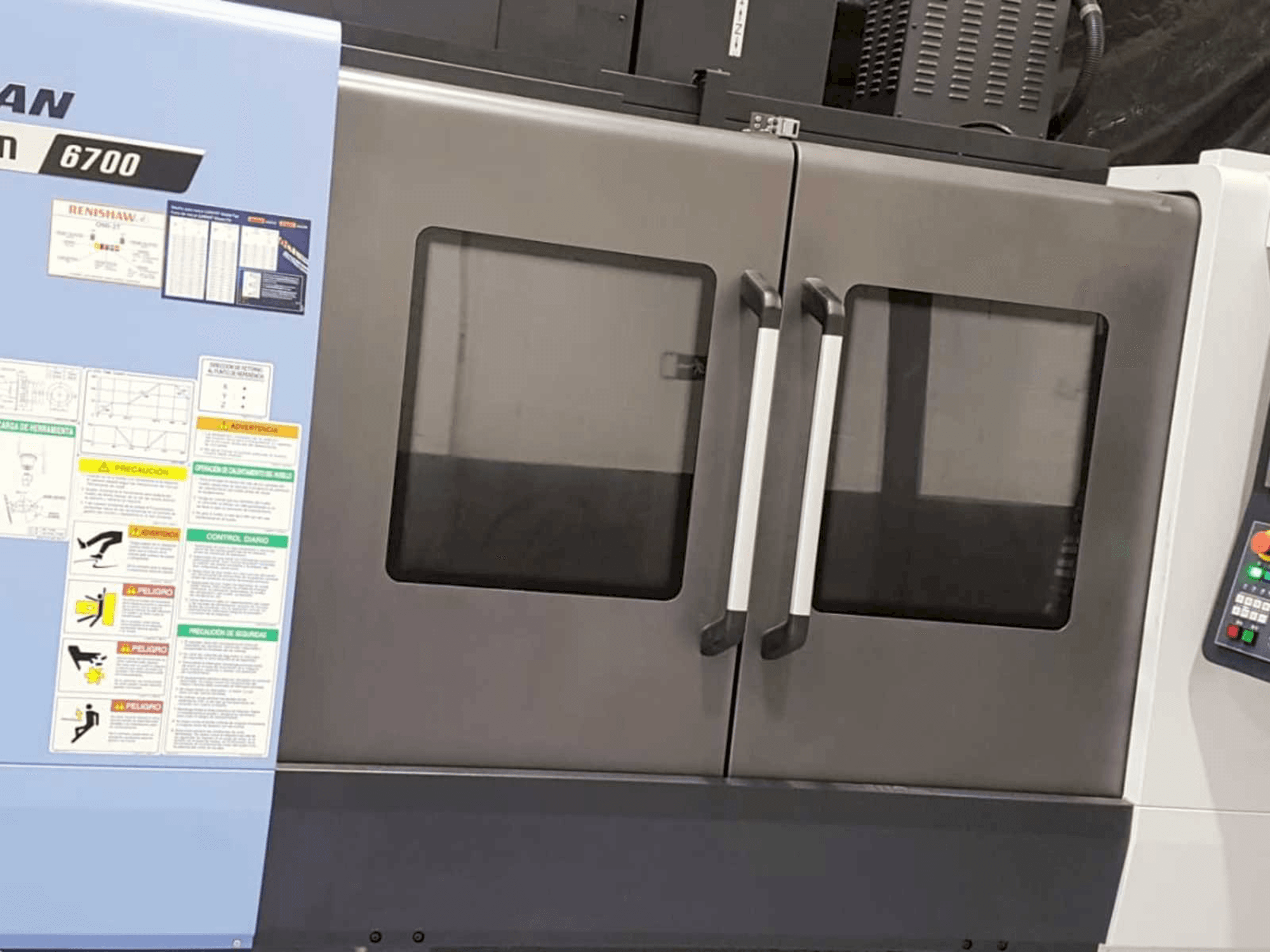 Vista Frontal da Doosan DNM 6700 máquina