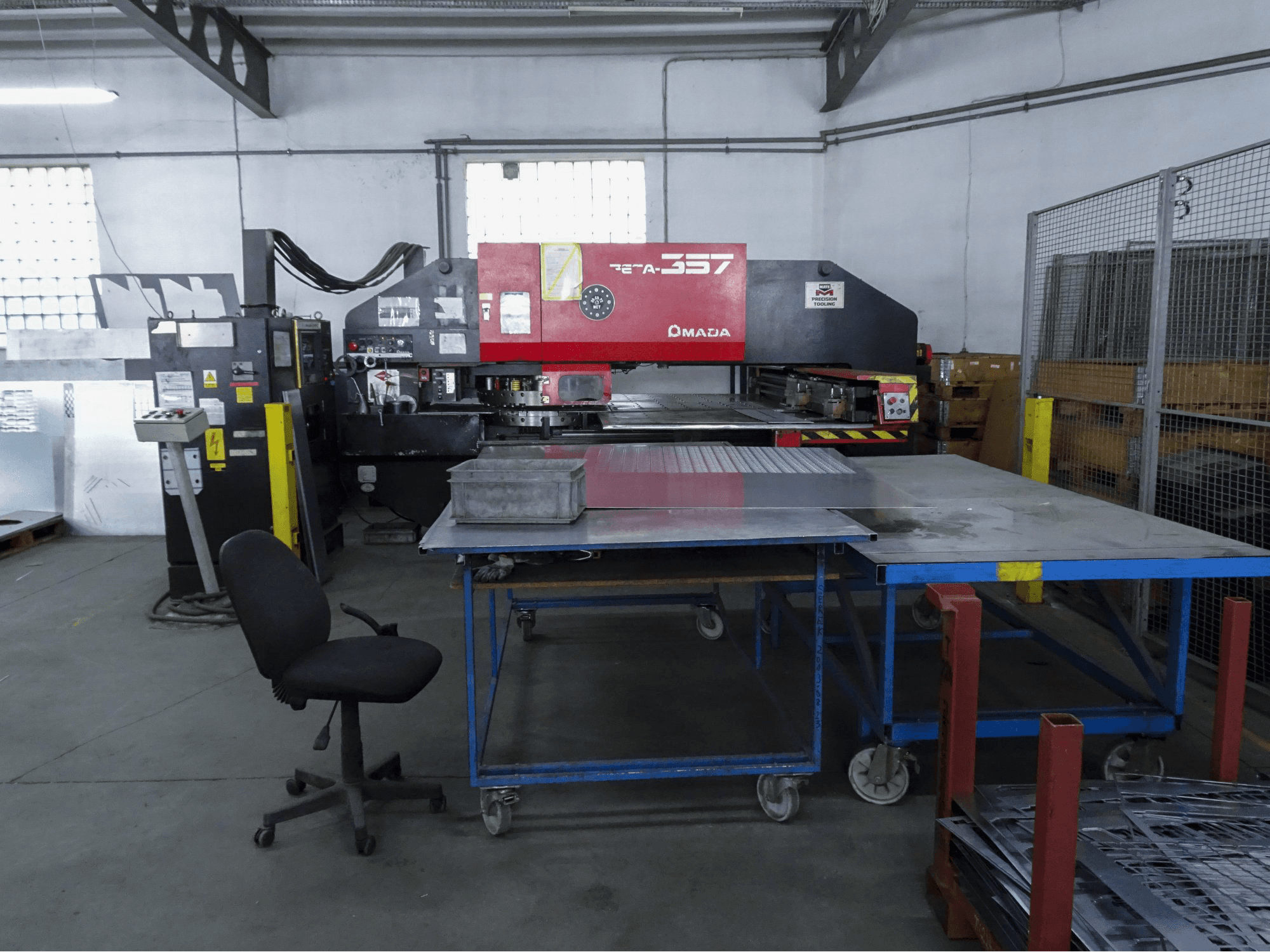 Vista Frontal da AMADA PEGA 357 máquina