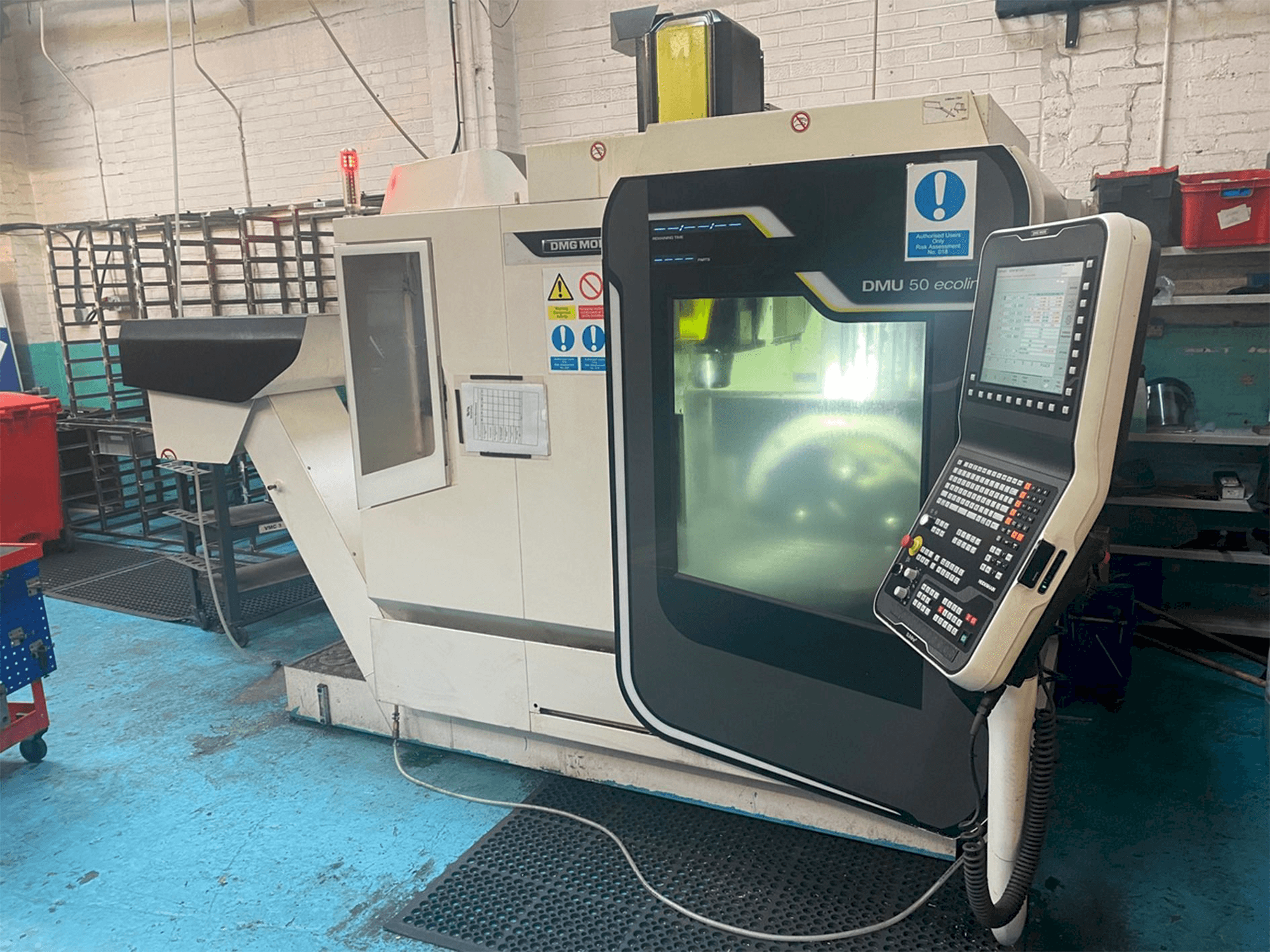 Vista Frontal da DMG DMU Ecoline 50 5 Axis VMC máquina