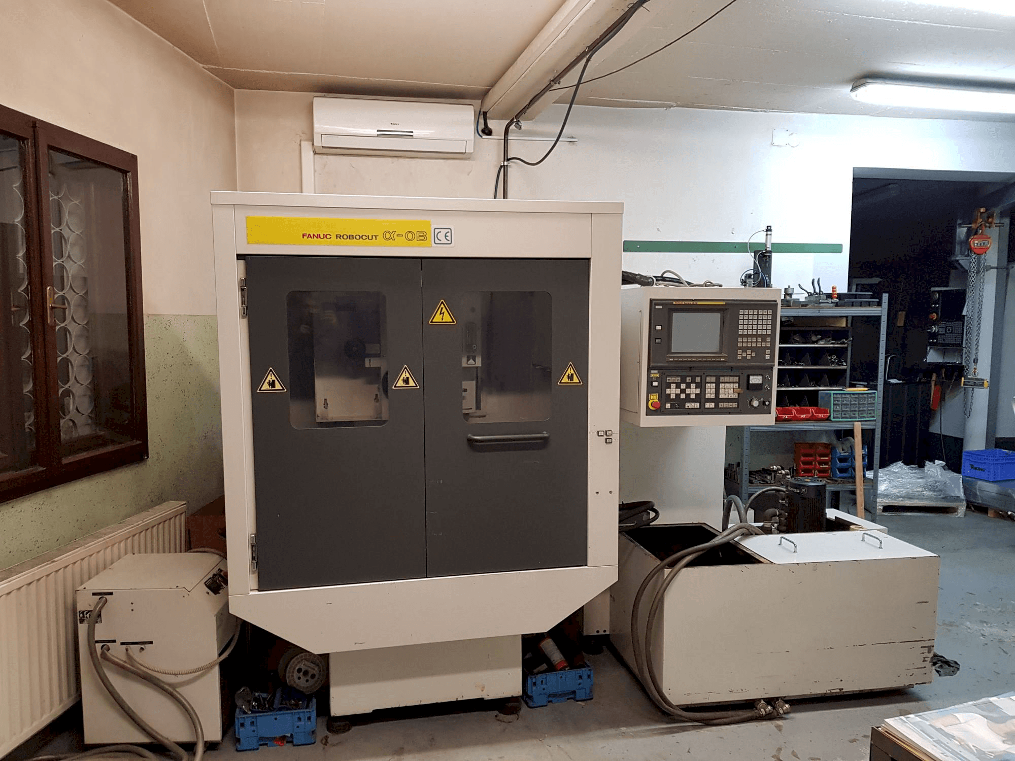 Vista Frontal da FANUC Robocut ALPHA- 0B máquina