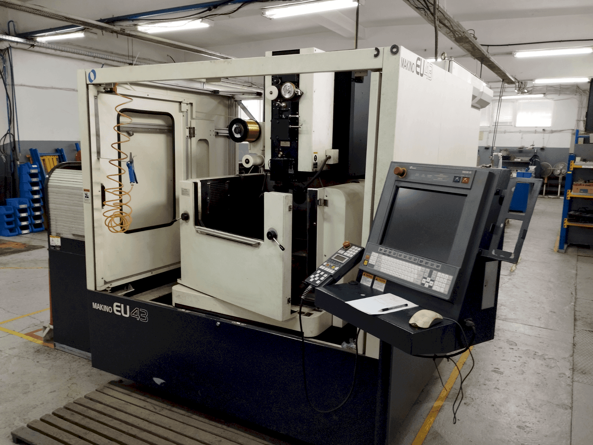 Vista Frontal da Makino EU43 máquina