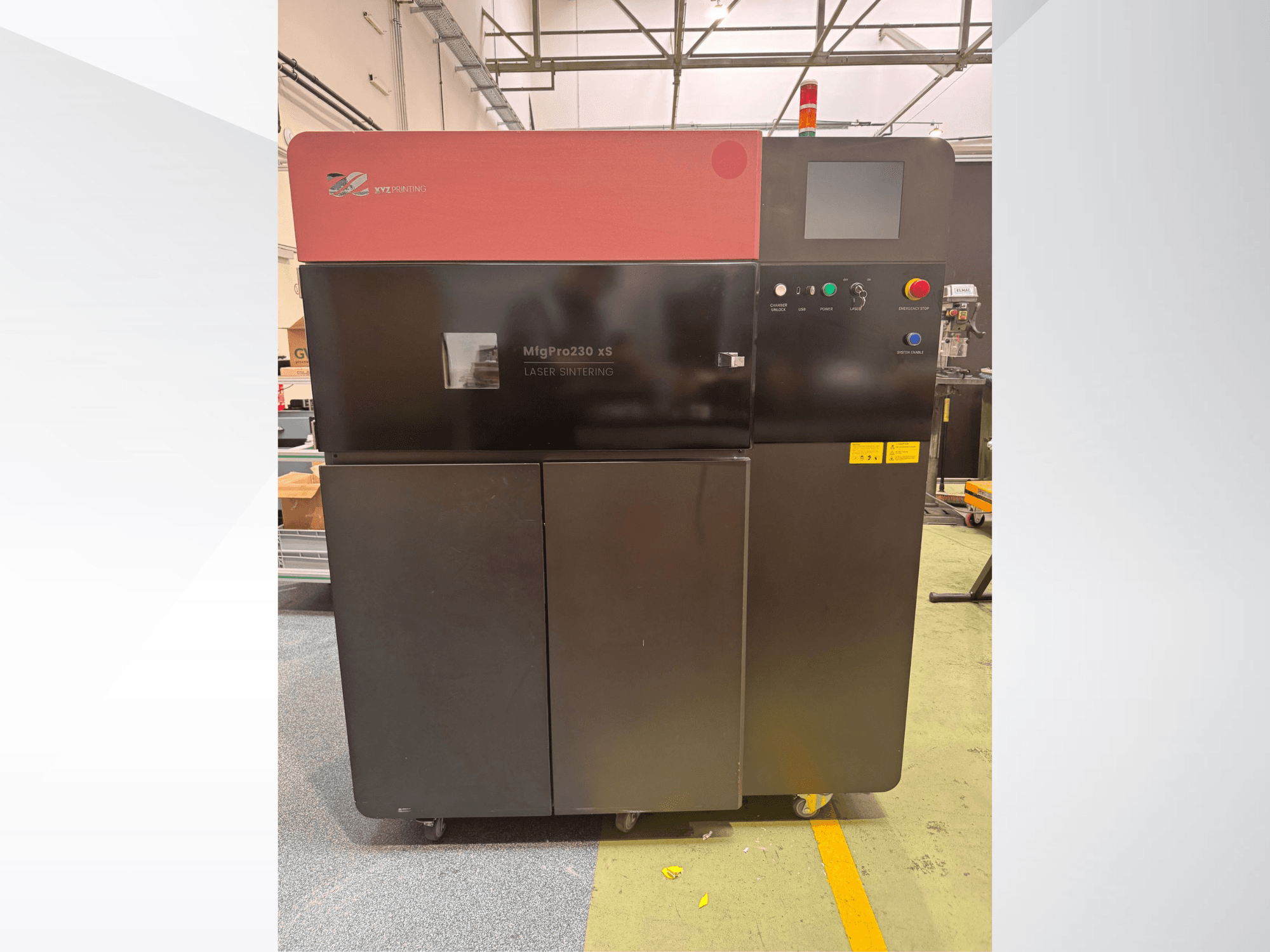 Impressora 3D de plástico XYZprinting MfgPro230 xS em vista frontal, com painel de controlo e luzes de aviso.
