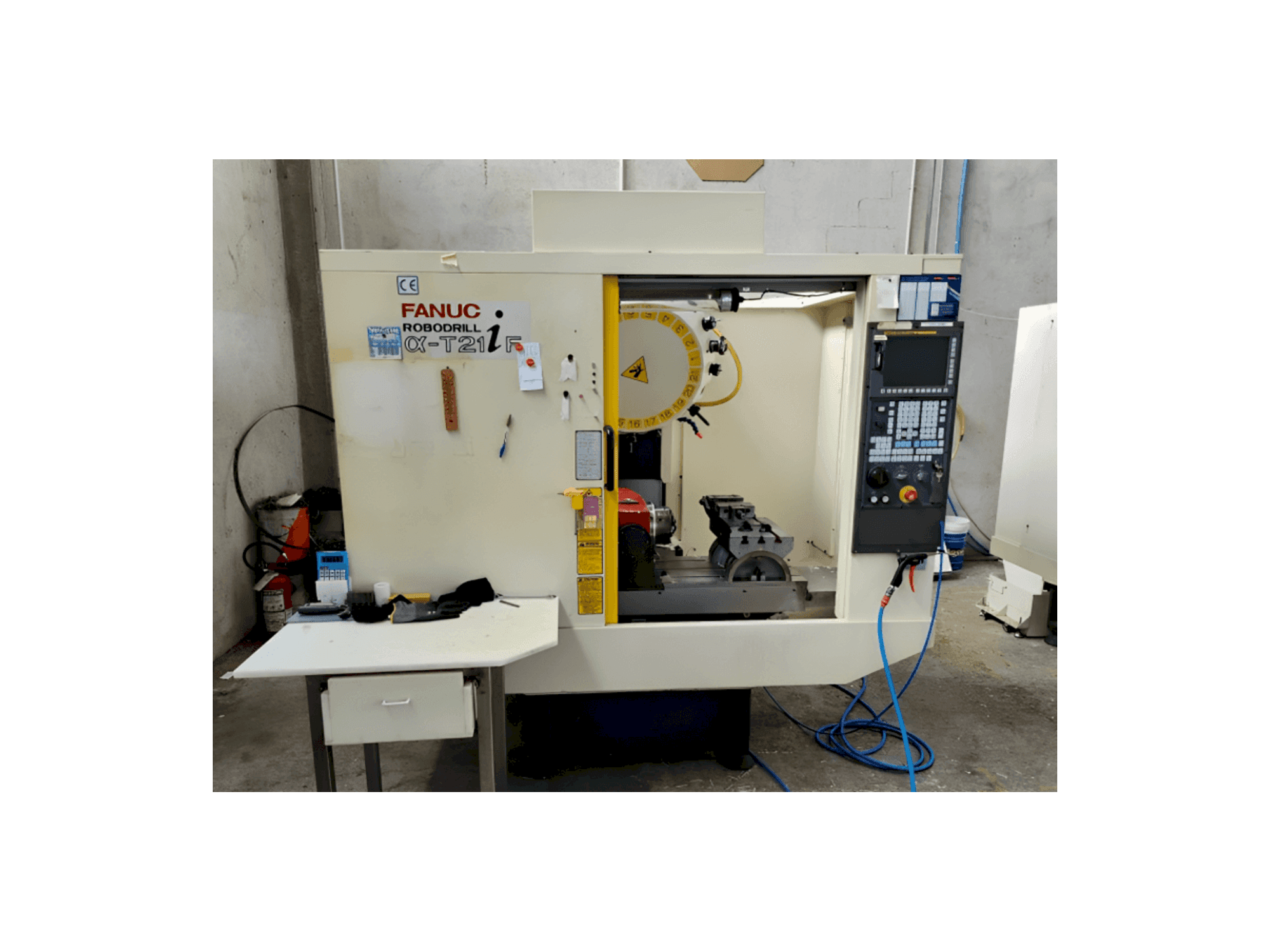 Vista Frontal da FANUC Robodrill Alpha T21iF máquina