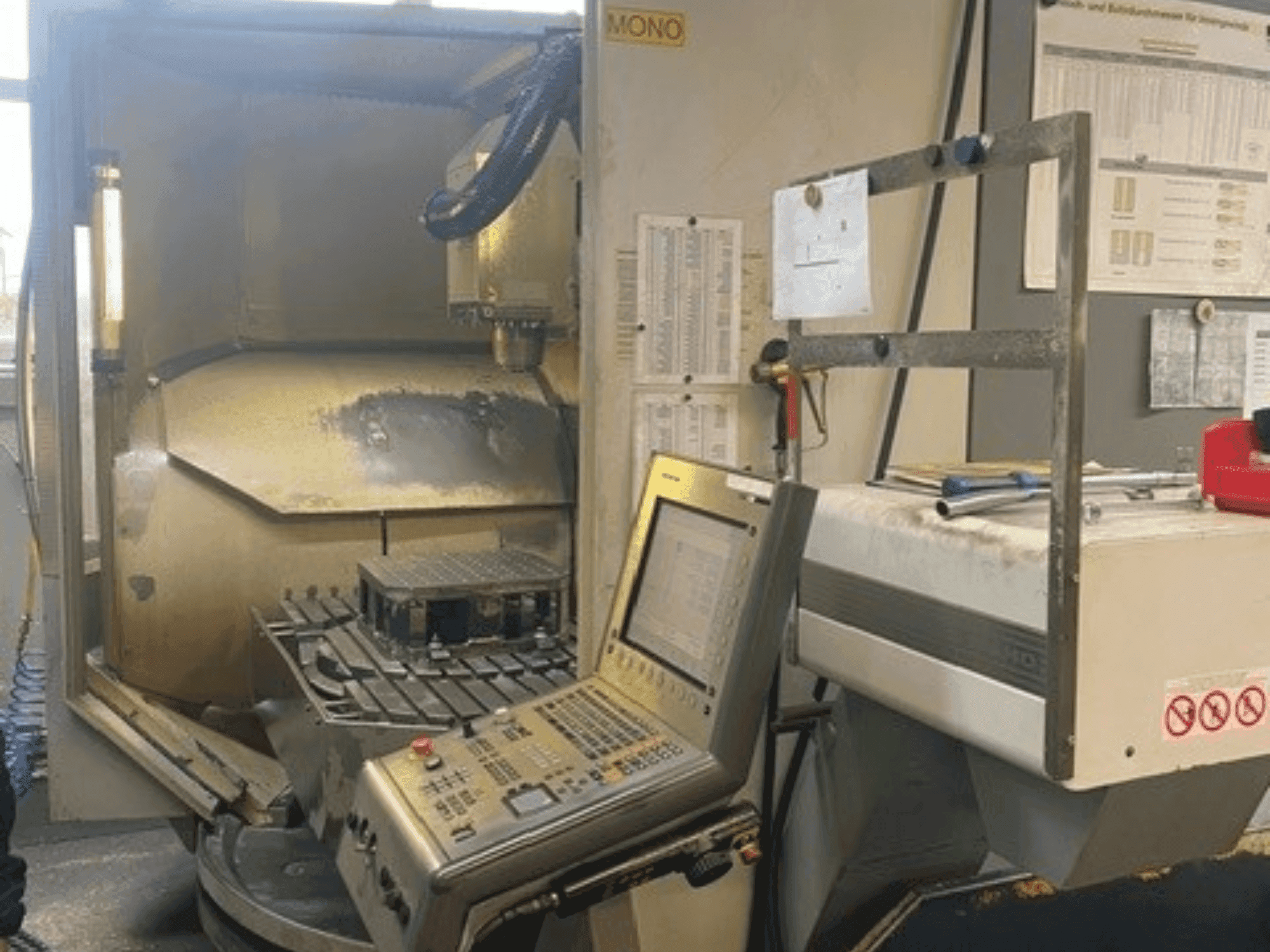 Vista Frontal da DECKEL MAHO DMU 80 monoBLOCK simultan máquina