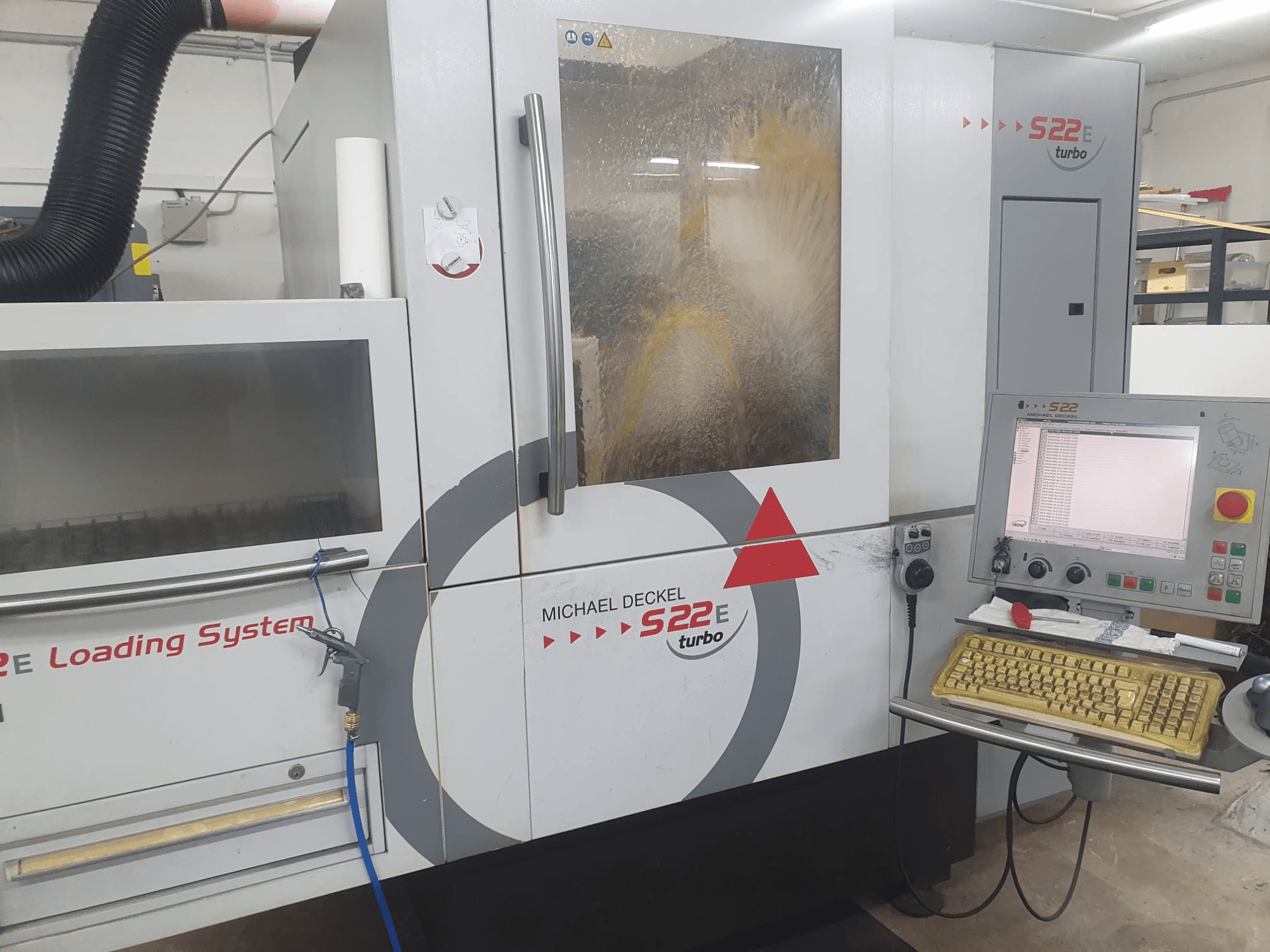 Máquina de retificação interna Michael Deckel S22 em vista frontal, com painel de controlo e sistema de carregamento.